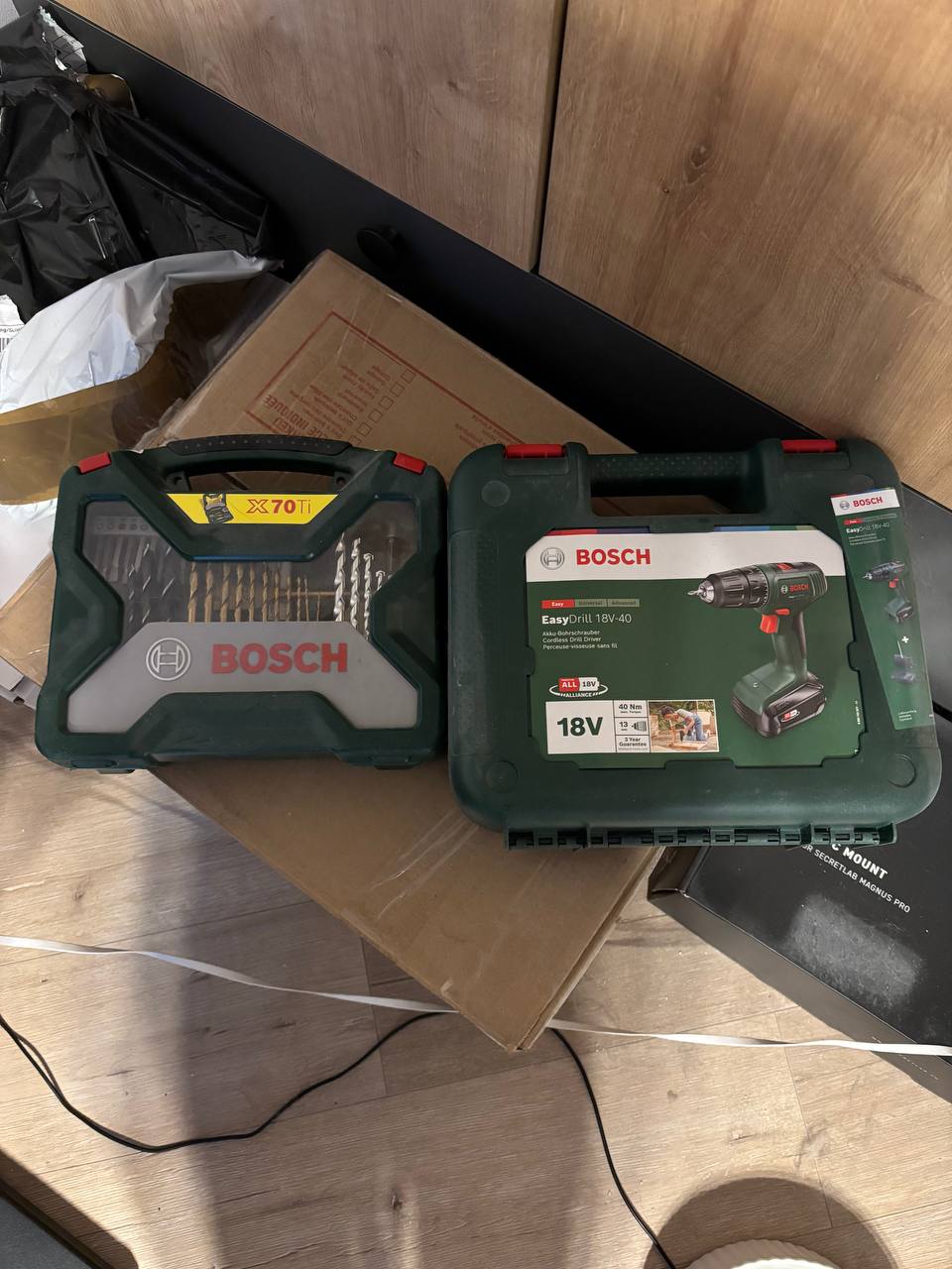 Универсальная дрель Bosch 18V-40 с кейсом насадок