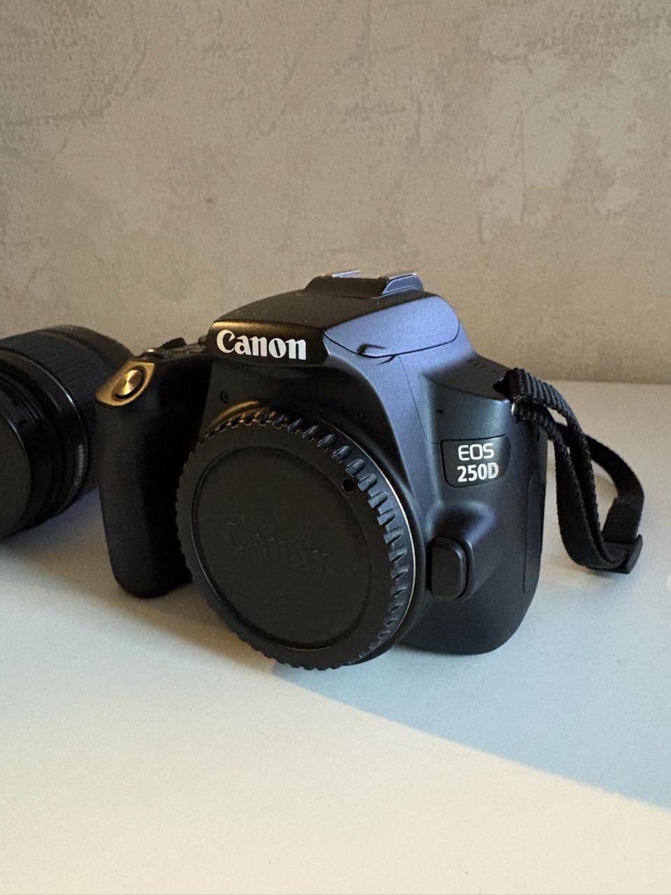 Canon EOS 250D с объективом EF-S 18-55mm