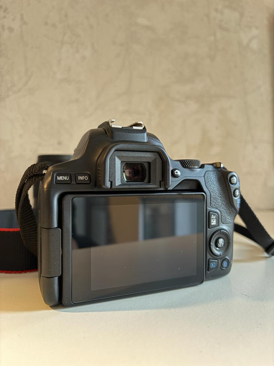 Canon EOS 250D с объективом EF-S 18-55mm