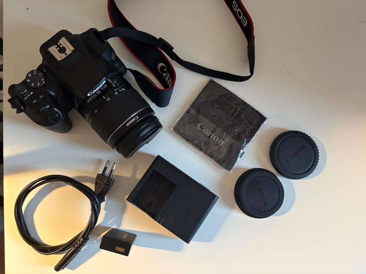 Canon EOS 250D с объективом EF-S 18-55mm