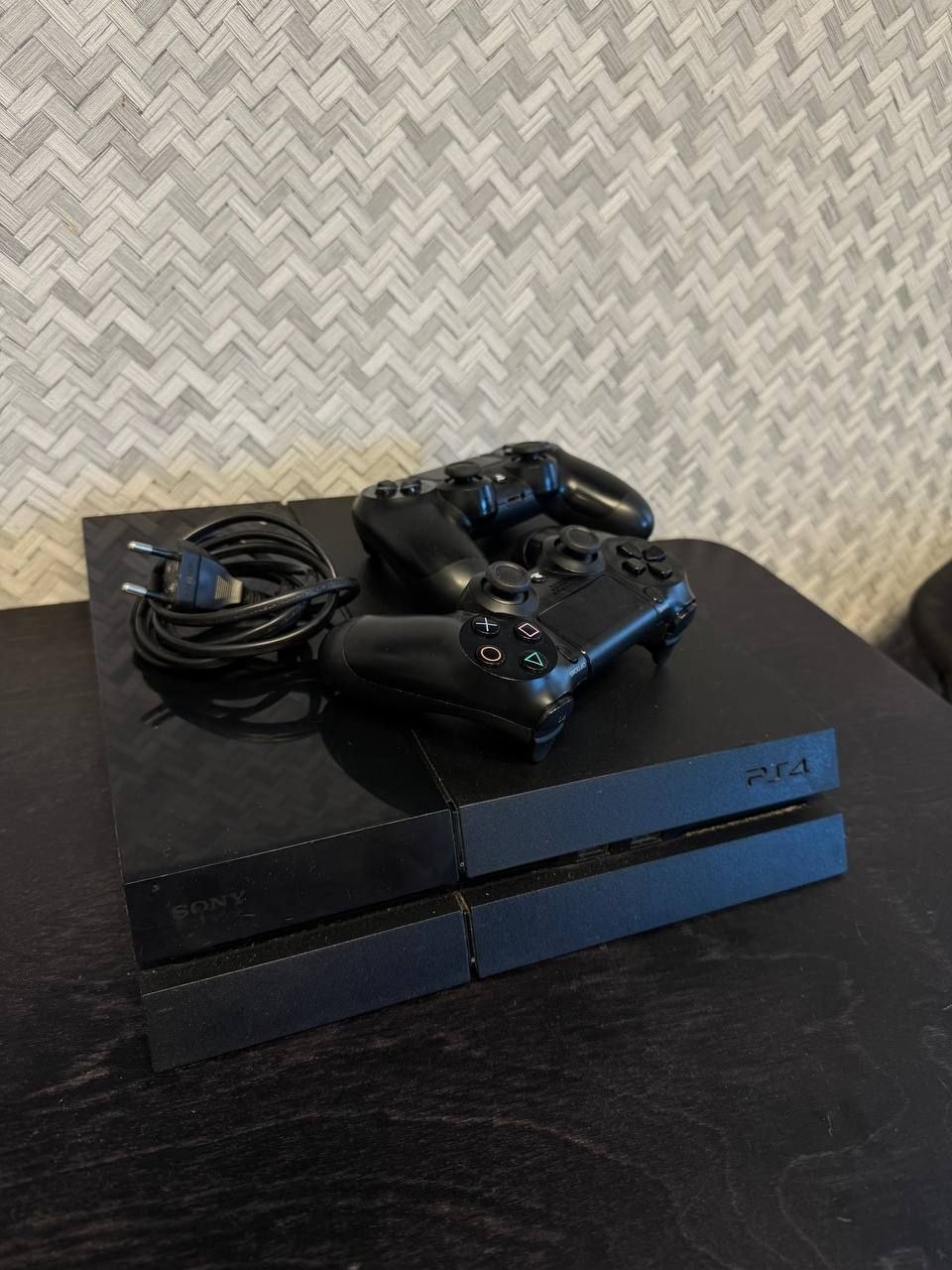 Sony PlayStation 4 500GB с дисководом + 2 геймпада