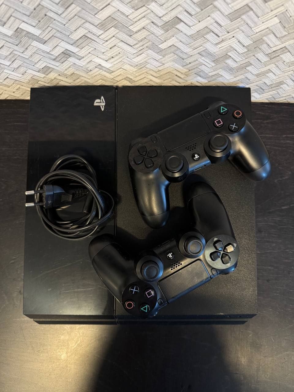 Sony PlayStation 4 500GB с дисководом + 2 геймпада