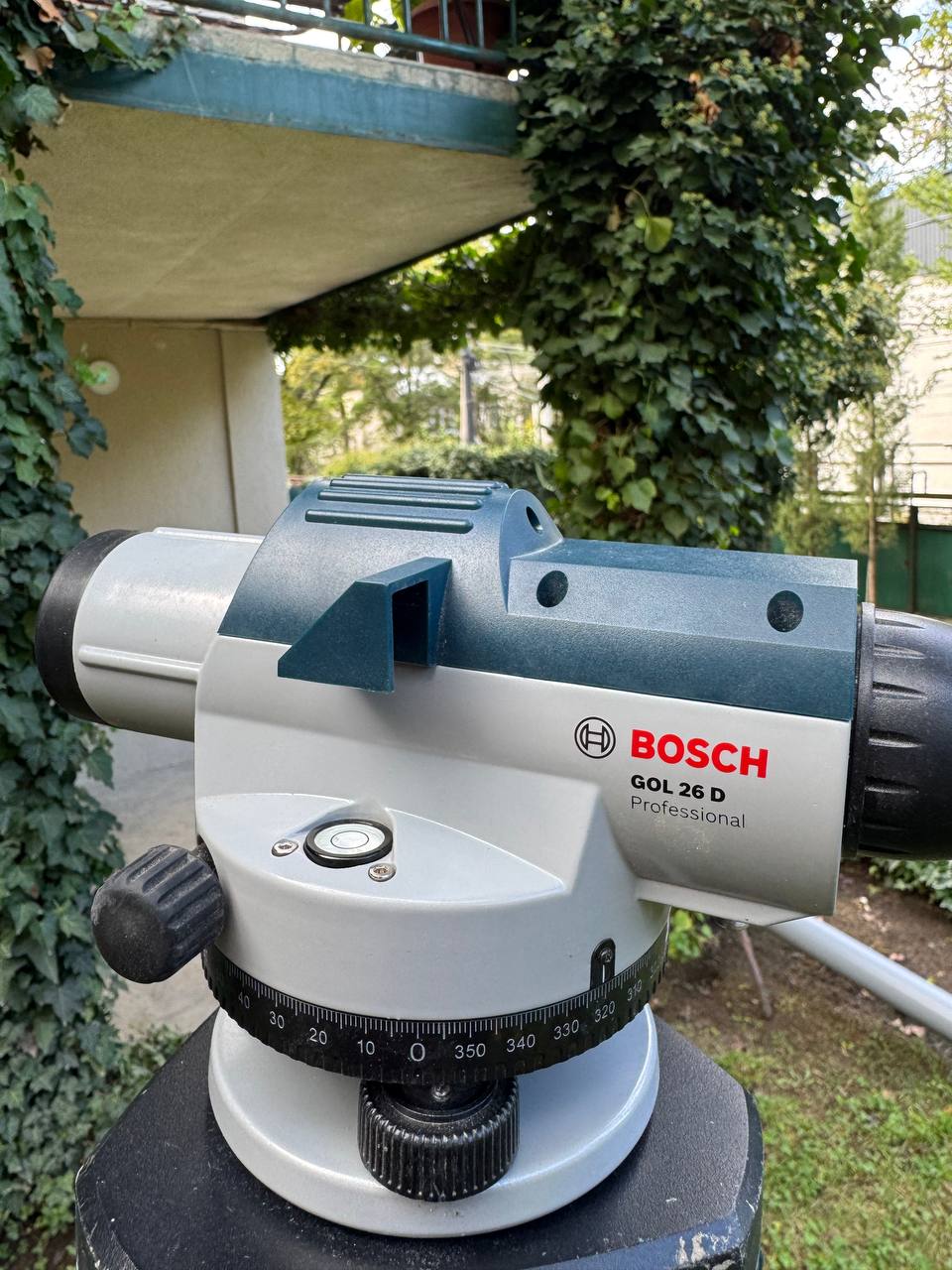 Оптический нивелир Bosch GOL 26 D Professional с штативом и рейкой