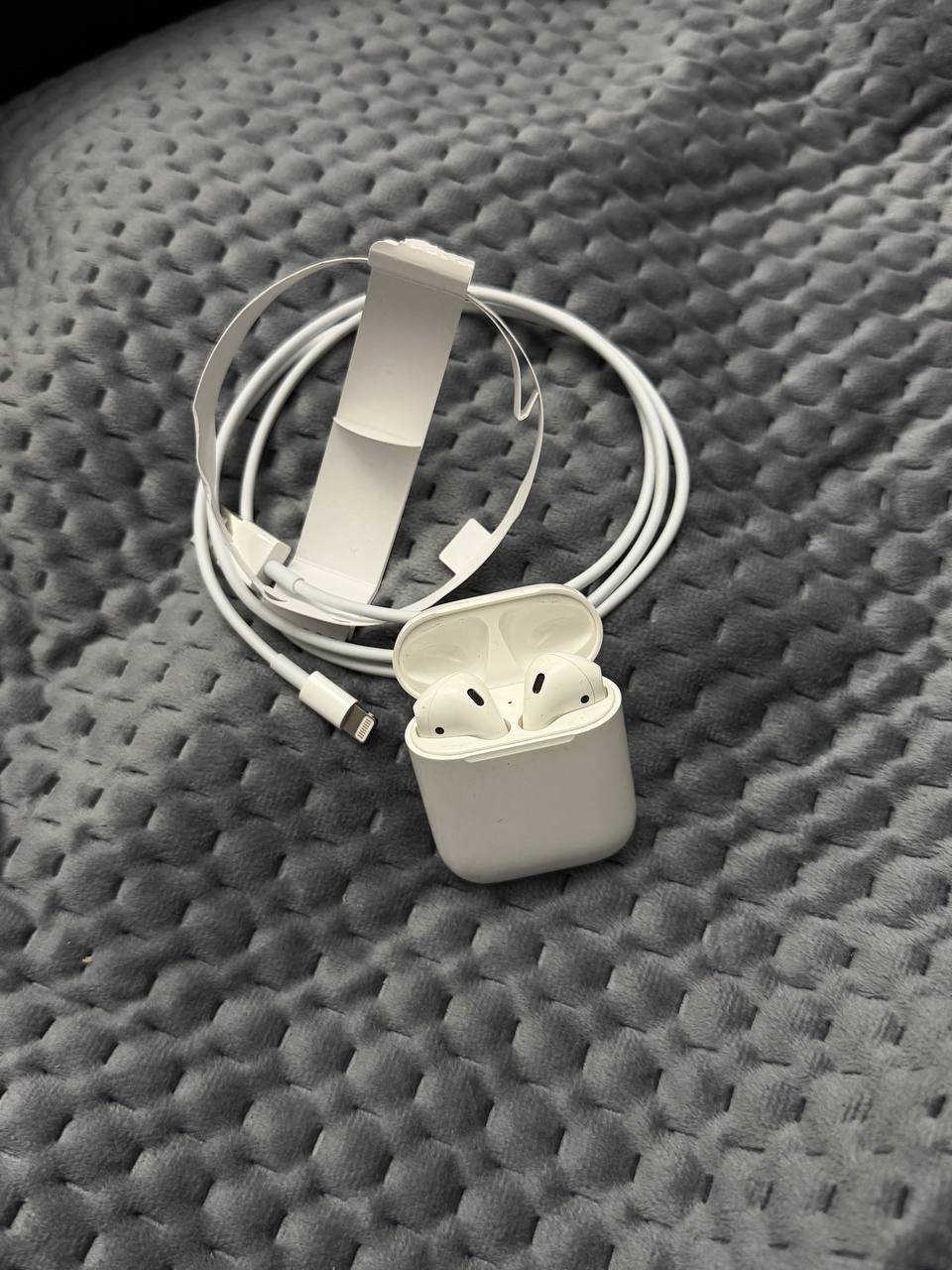 AirPods 1-е поколение + шнур Lightning