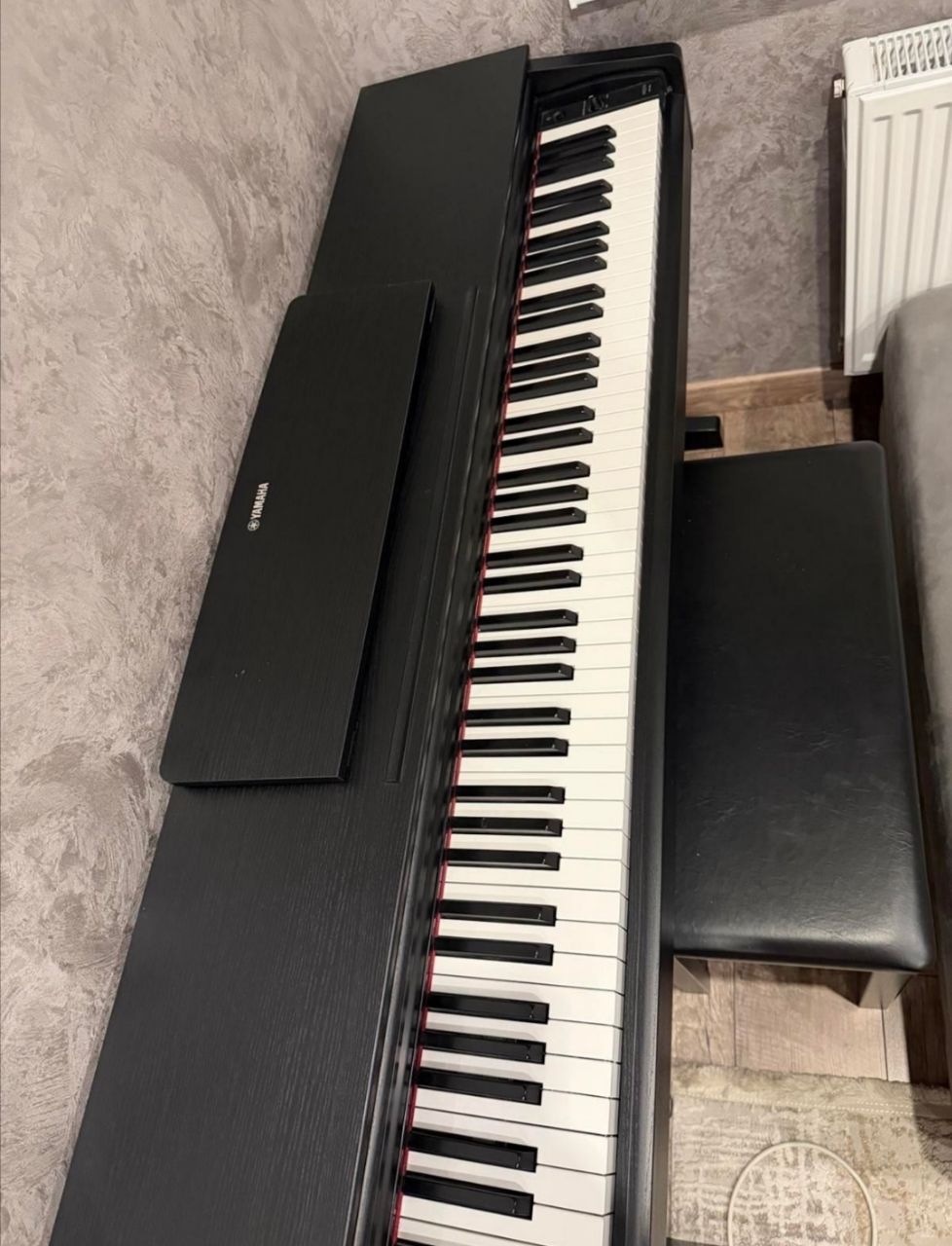 Электронное пианино Yamaha с стулом и подставкой для нот