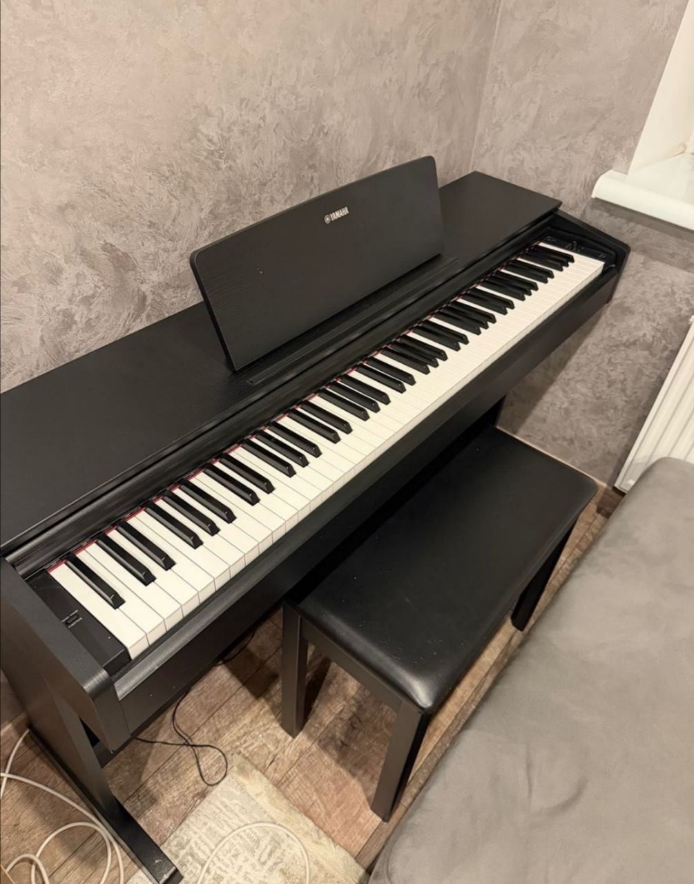Электронное пианино Yamaha с стулом и подставкой для нот