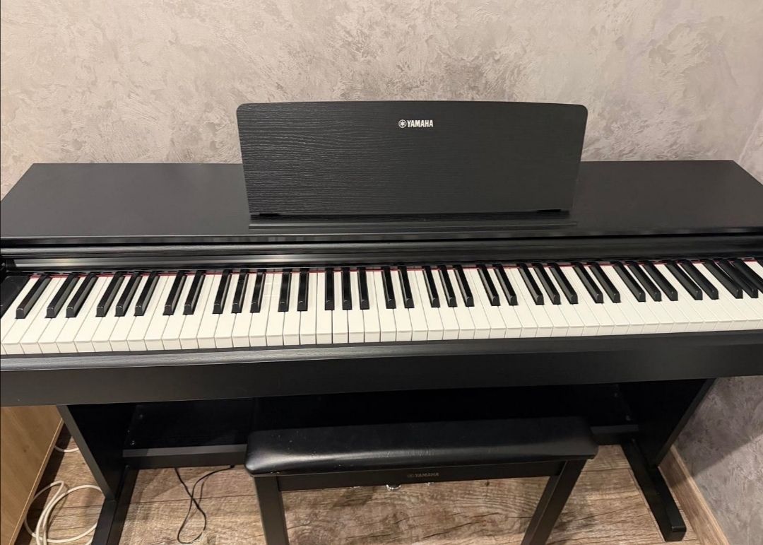 Электронное пианино Yamaha с стулом и подставкой для нот