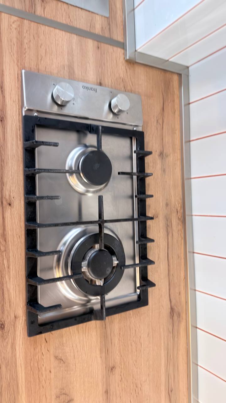 Современная кухня с встроенной техникой