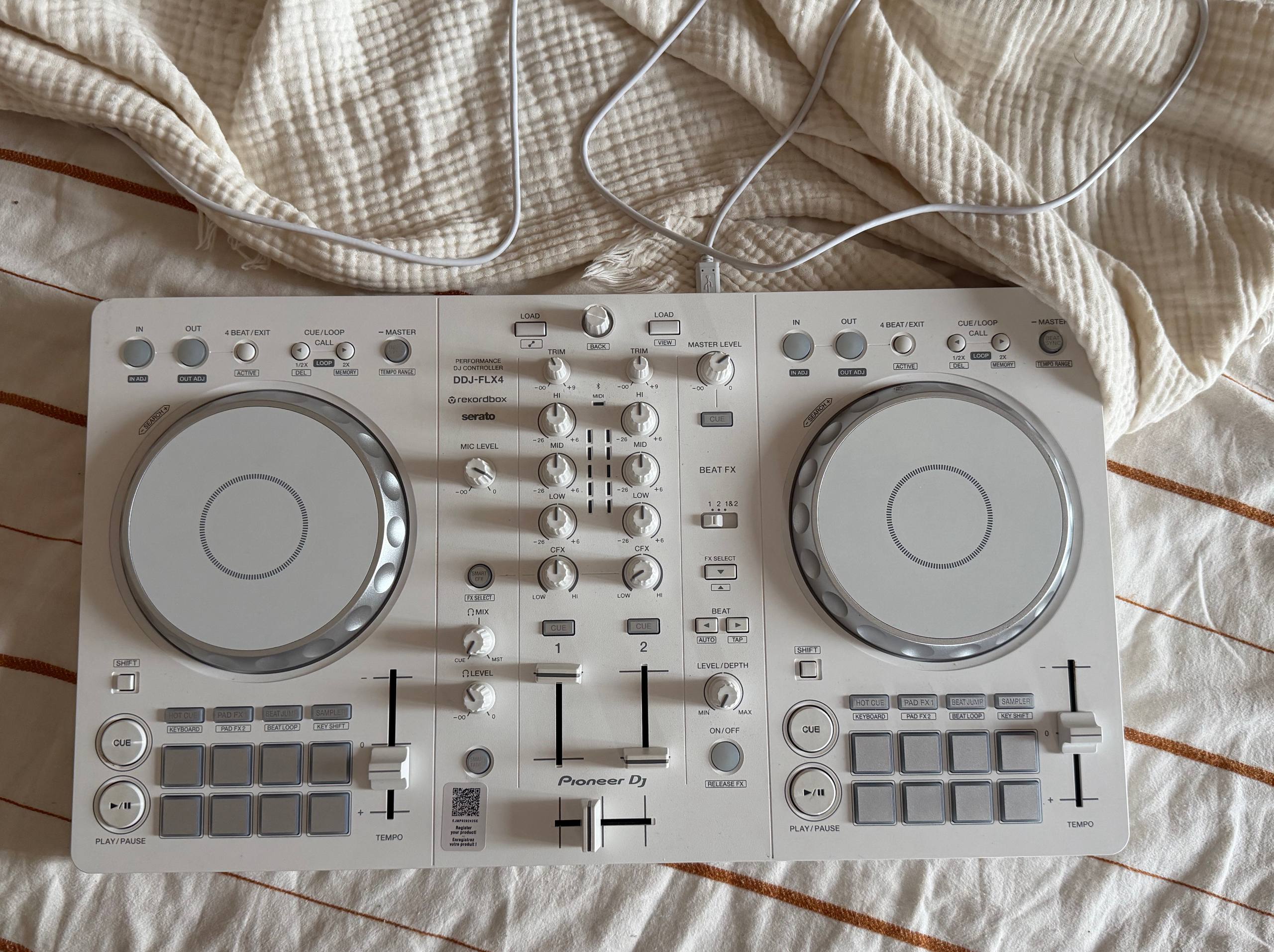 Диджейский пульт Pioneer DJ DDJ-FLX4-W белый