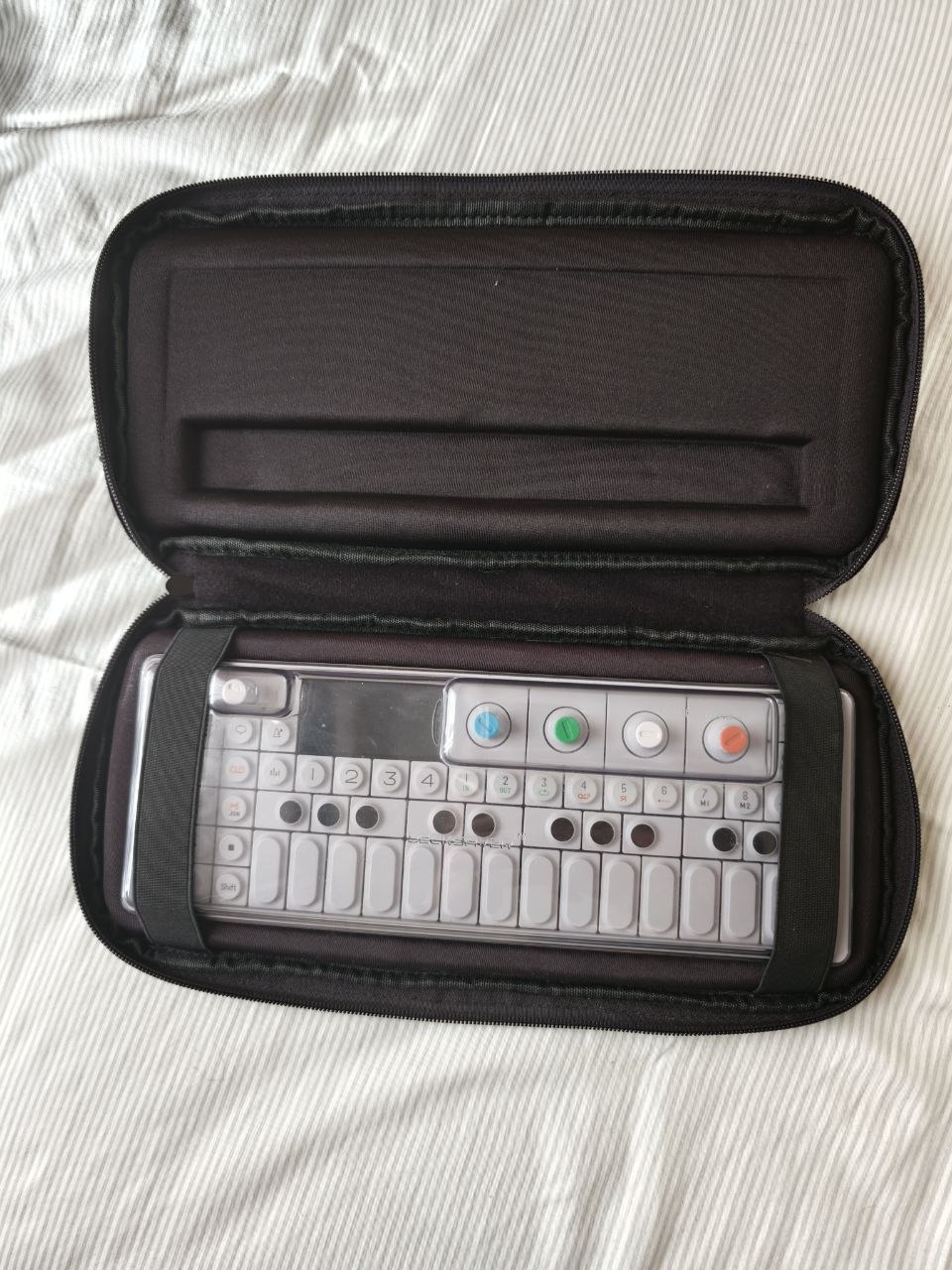 Teenage Engineering OP-1 синтезатор