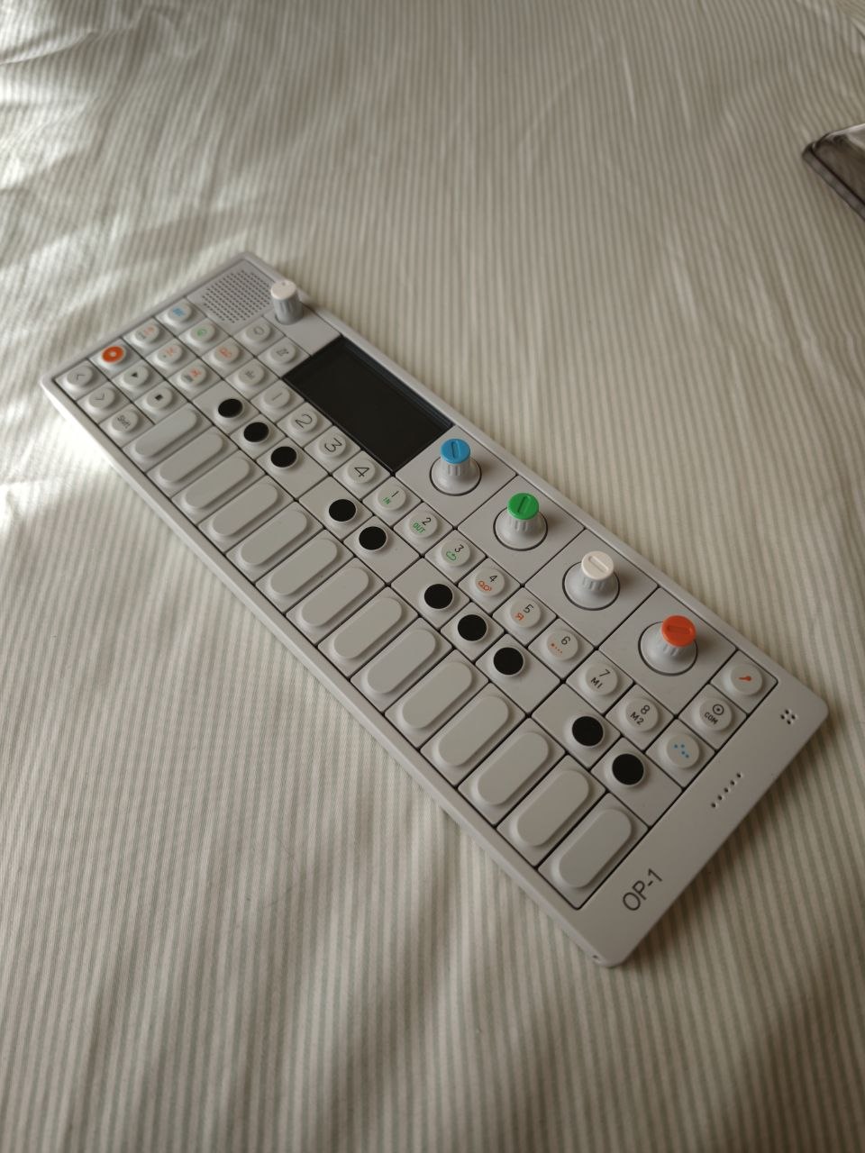 Teenage Engineering OP-1 синтезатор