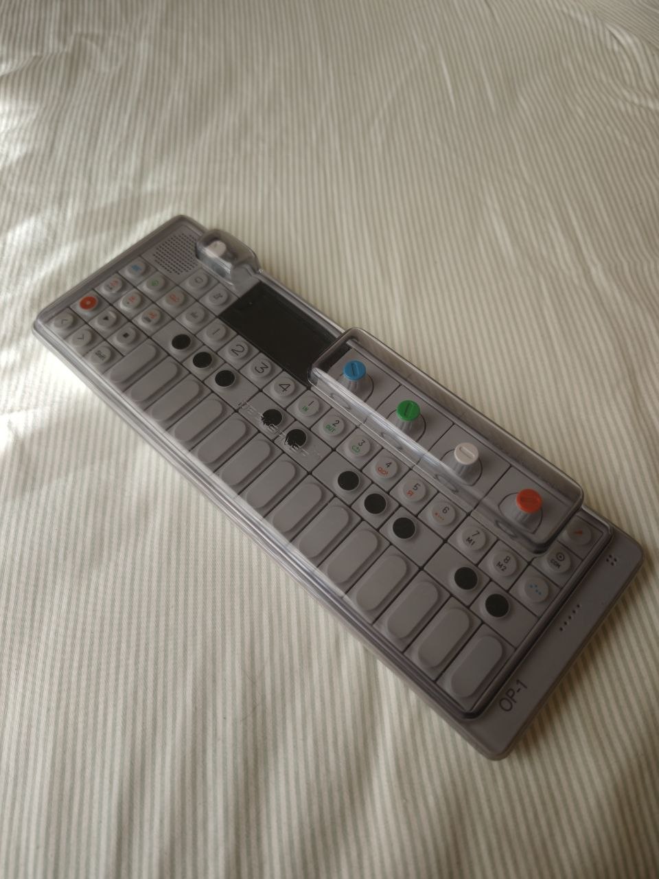 Teenage Engineering OP-1 синтезатор