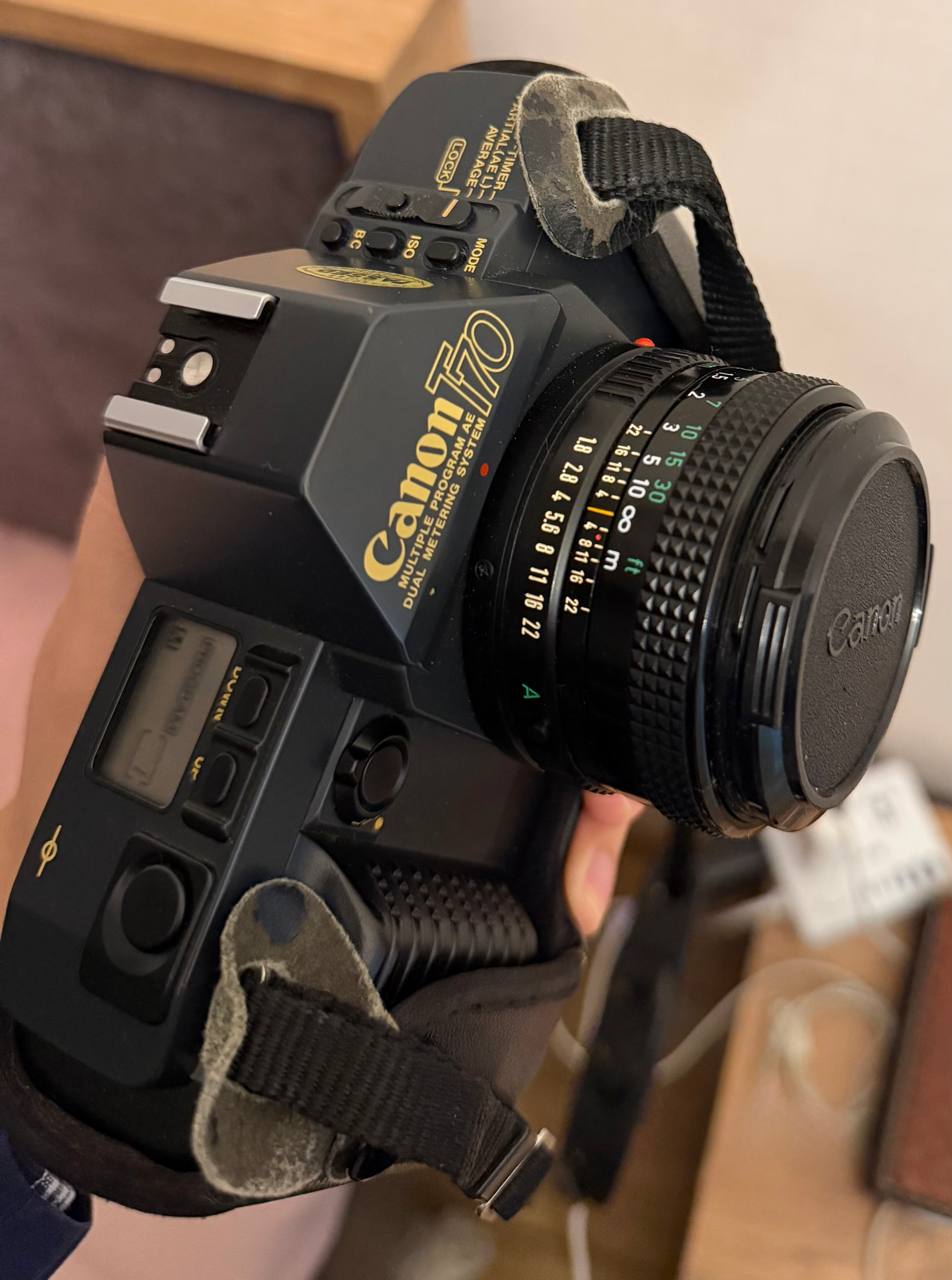 Винтажный плёночный фотоаппарат Canon T70 с объективом Canon FD 50mm f/1.8