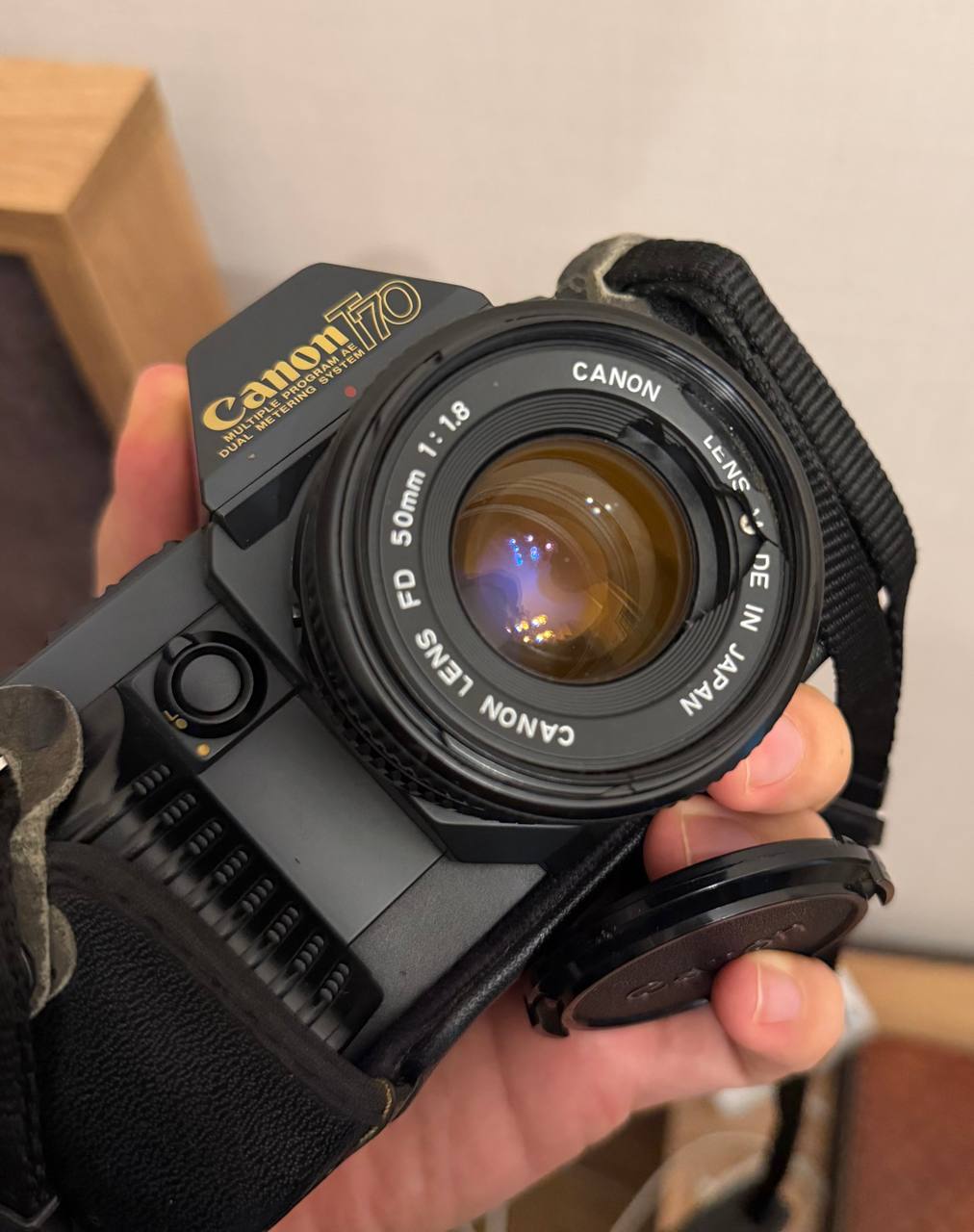 Винтажный плёночный фотоаппарат Canon T70 с объективом Canon FD 50mm f/1.8