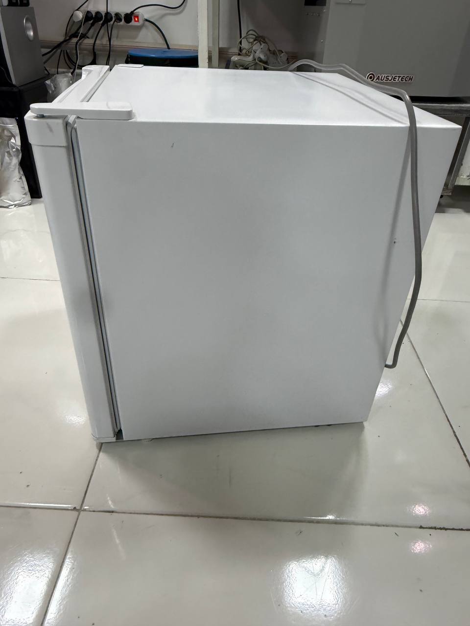 Холодильник 50x50, б/у, в идеальном состоянии