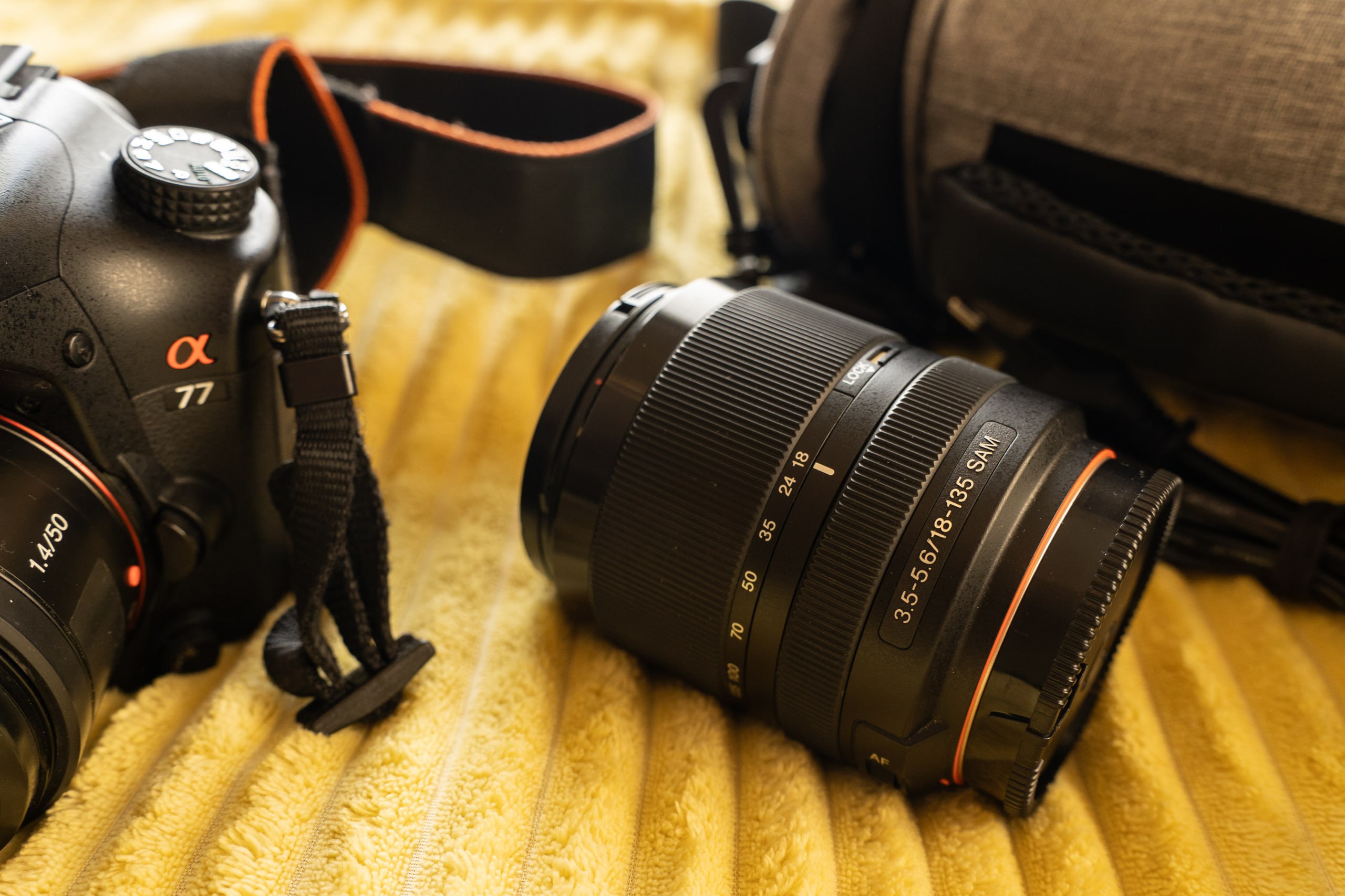Зеркальный фотоаппарат Sony Alpha A77 с объективами и аксессуарами