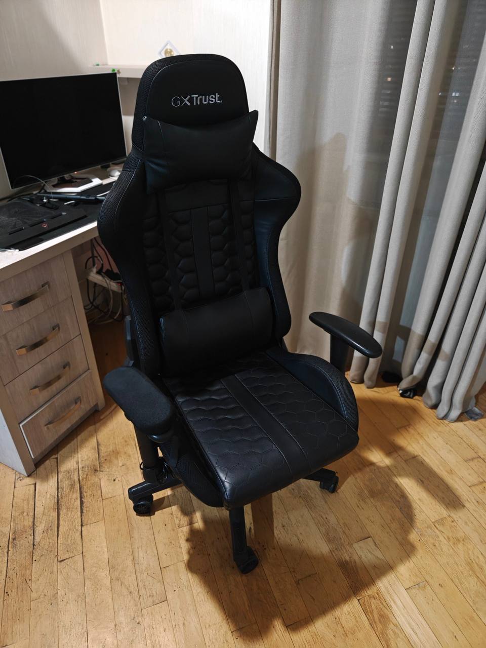 Игровое кресло Trust GXT 719 с подсветкой