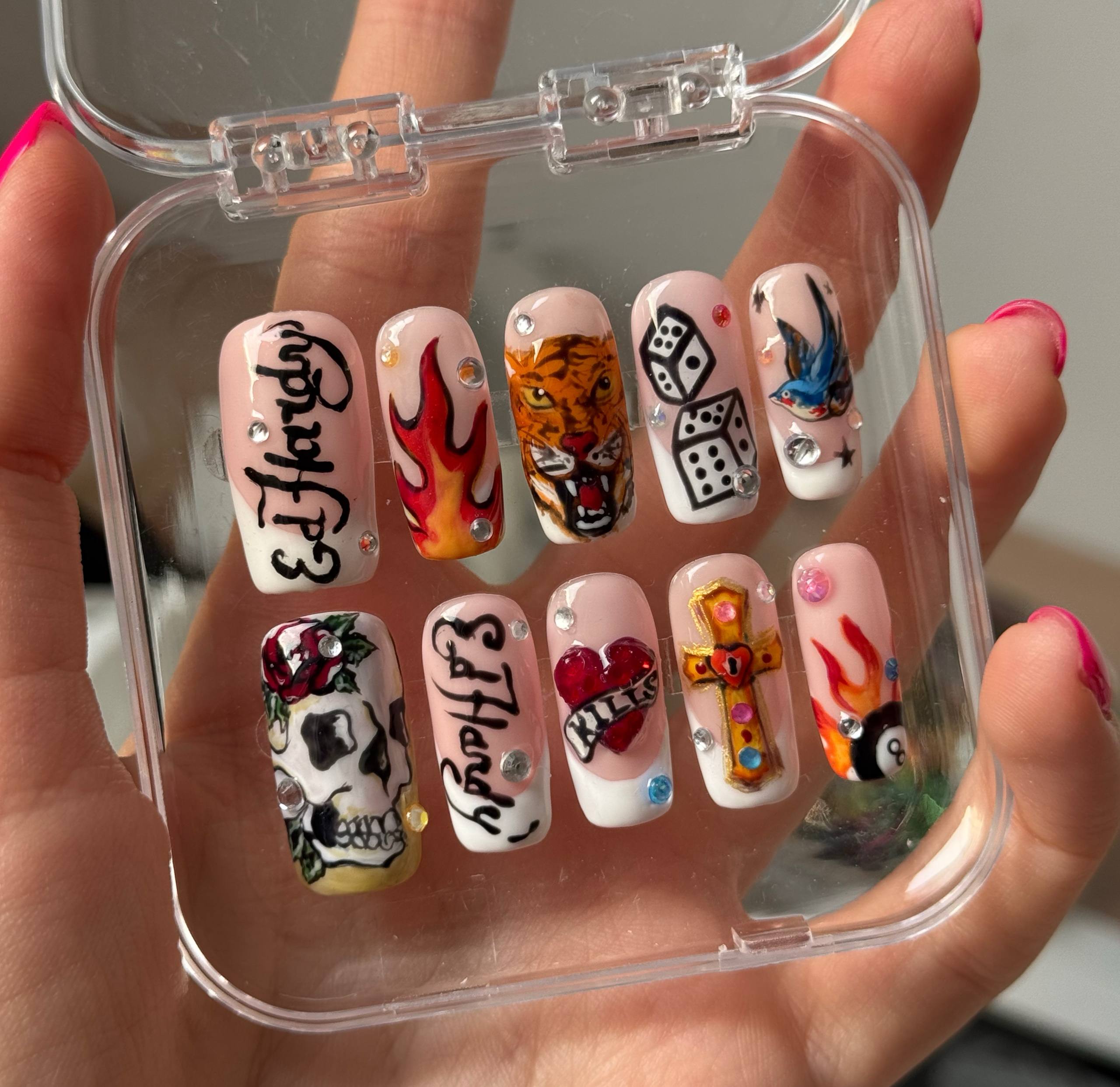 Накладные ногти с дизайном Ed Hardy