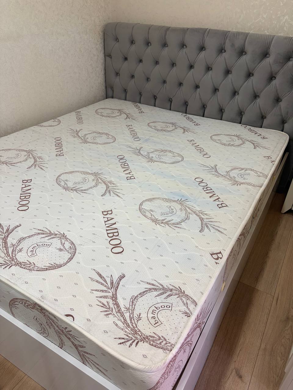 Кровать с мягким изголовьем и отсеком для хранения 160х200 см