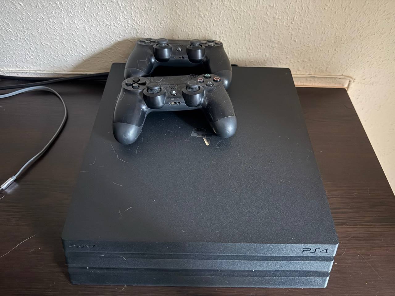 PlayStation 4 Pro 1TB + 2 джойстика