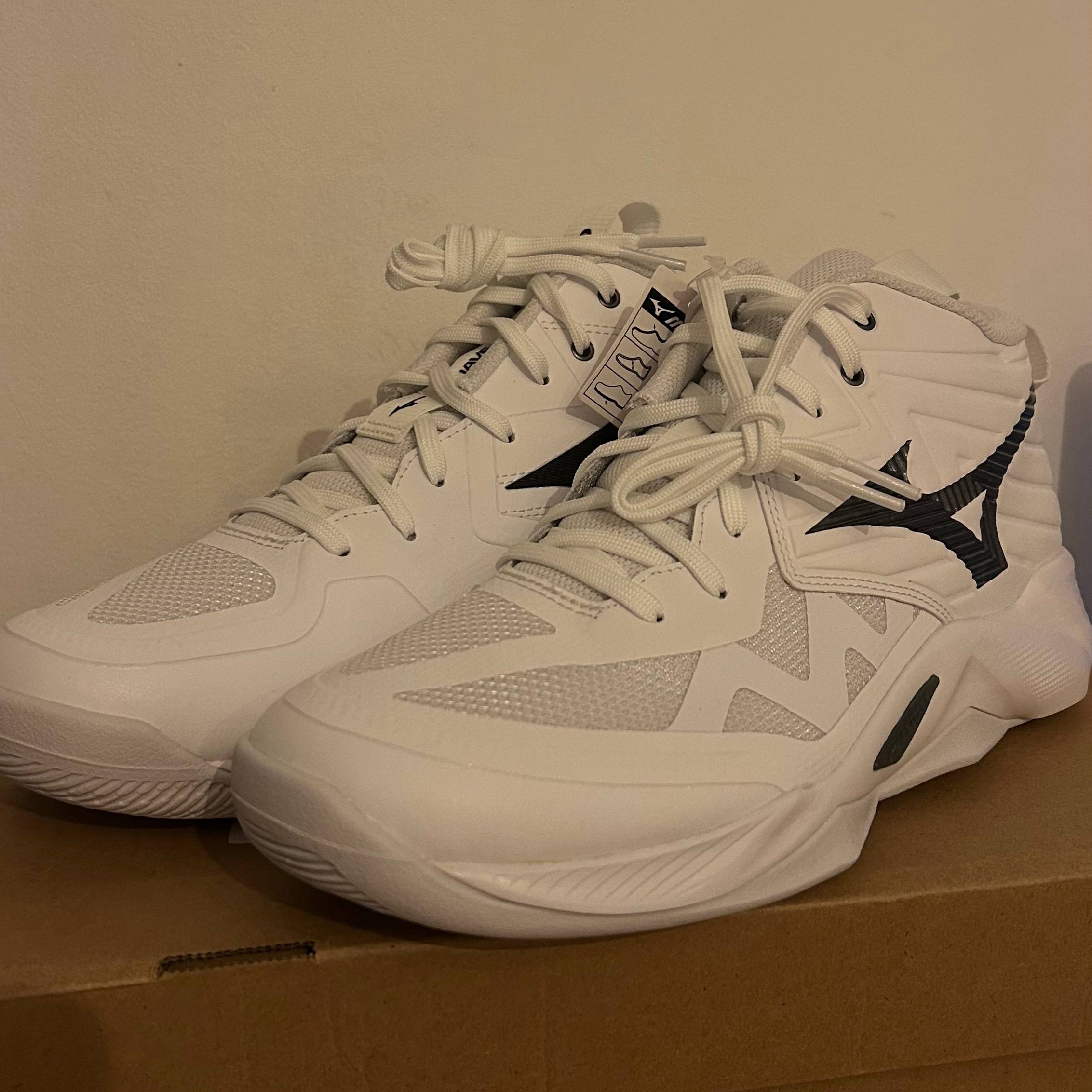 Кроссовки Mizuno Wave Momentum Pro Mid, новые