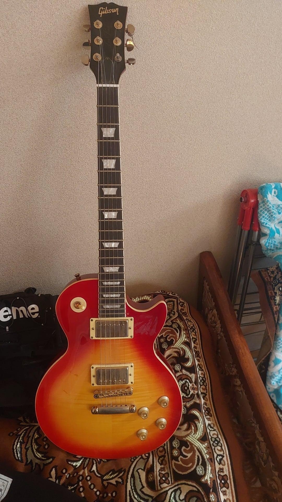 Реплика гитары Gibson