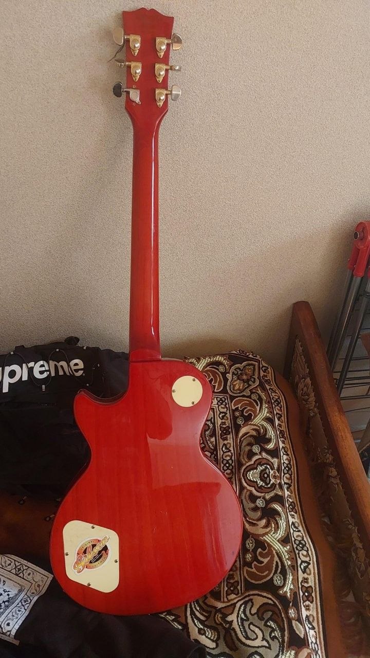 Реплика гитары Gibson