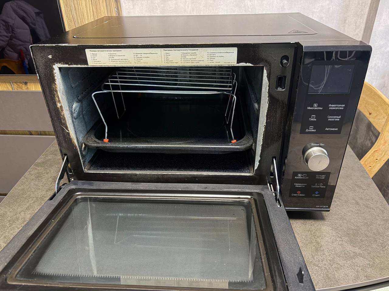 Микроволновая печь с грилем Panasonic NN-DF383B