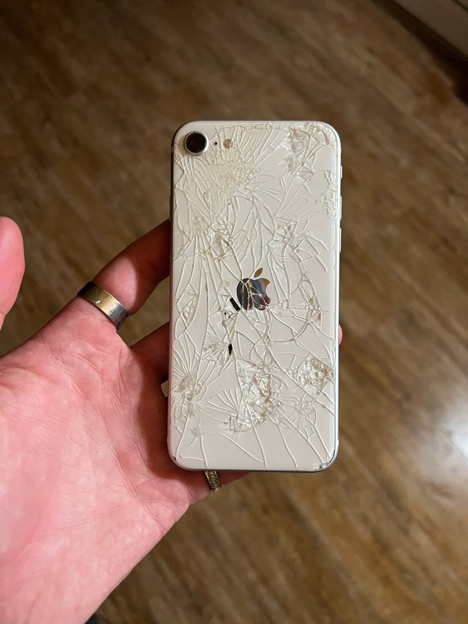 iPhone SE 2020 128 ГБ (разбиты стекла, работает)
