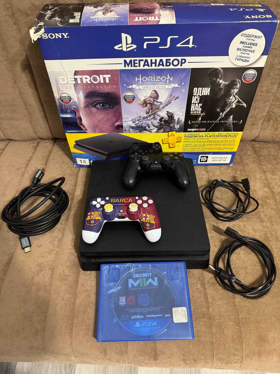 PlayStation 4 Slim 1TB с 2 джойстиками и игрой Call of Duty: Modern Warfare