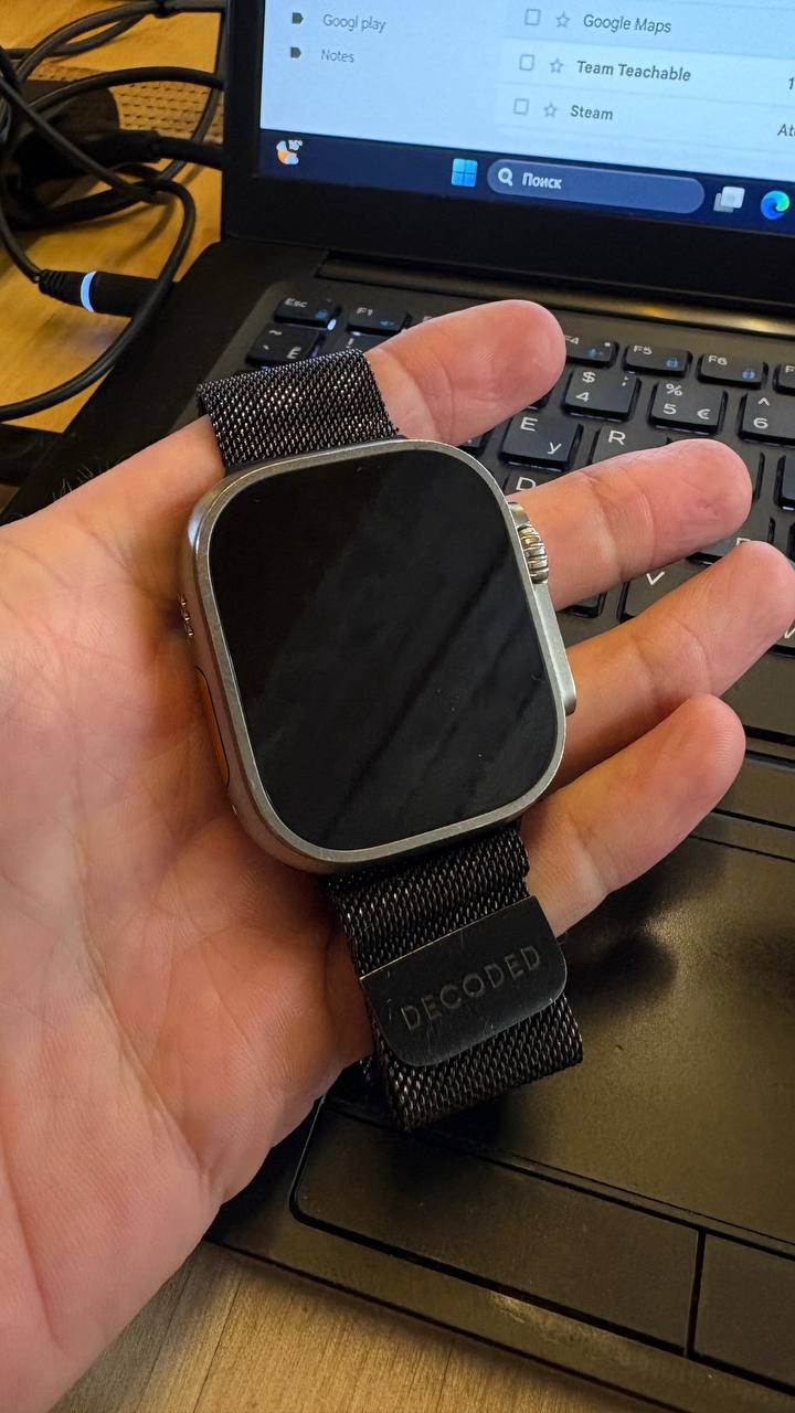 Apple Watch Ultra 1 с двумя оригинальными ремешками