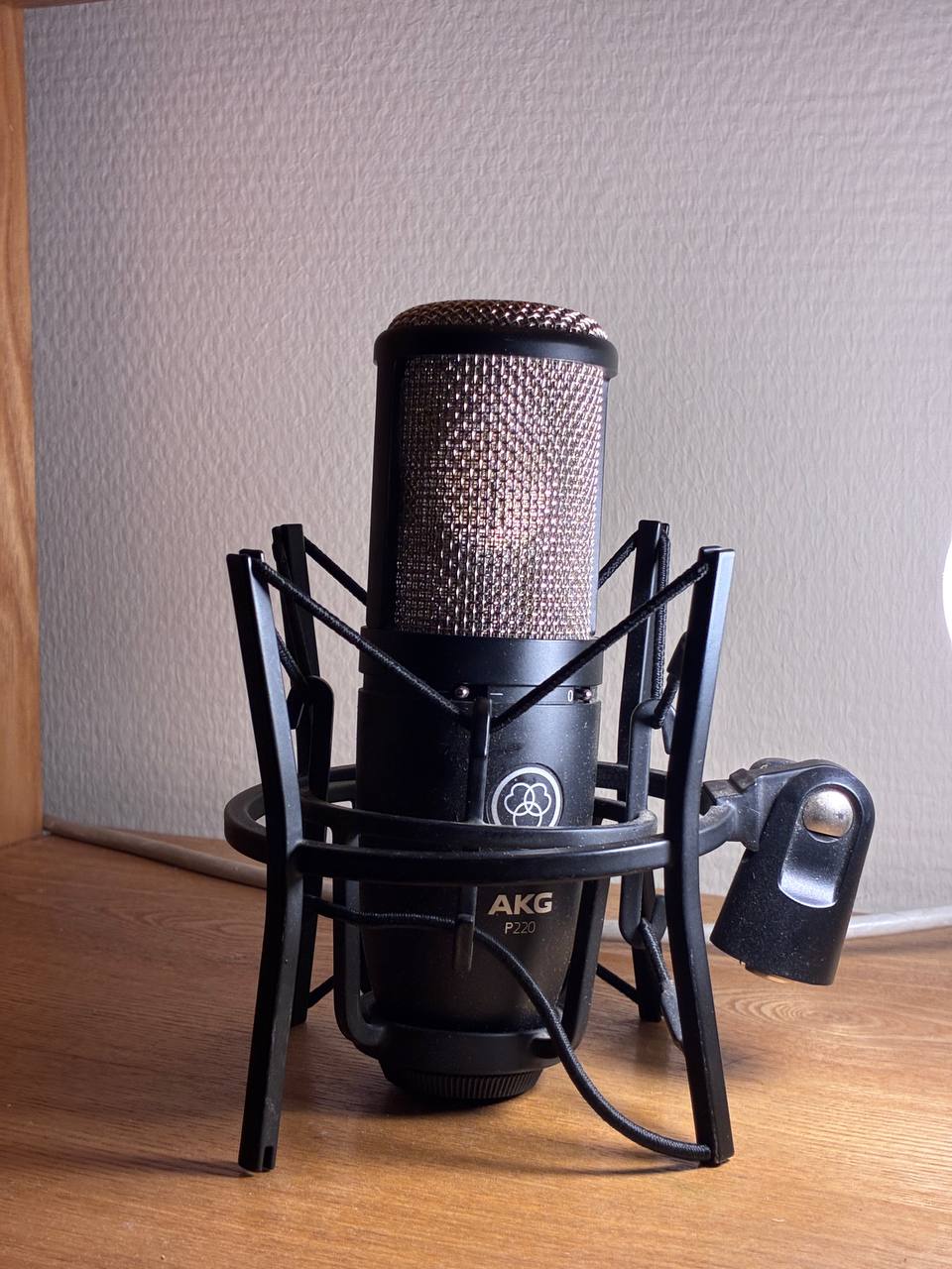 AKG P220 + Behringer UMC202HD комплект