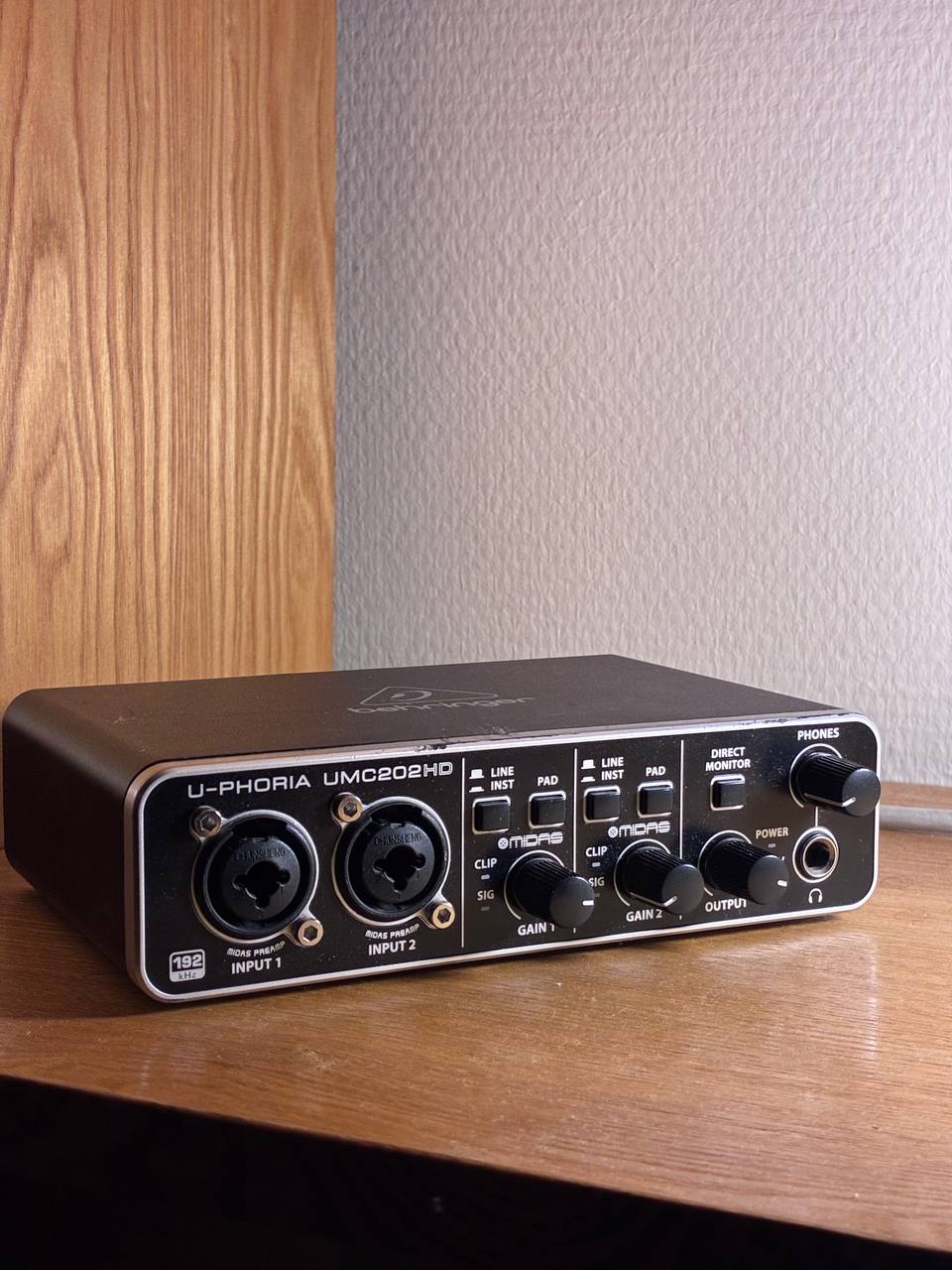AKG P220 + Behringer UMC202HD комплект