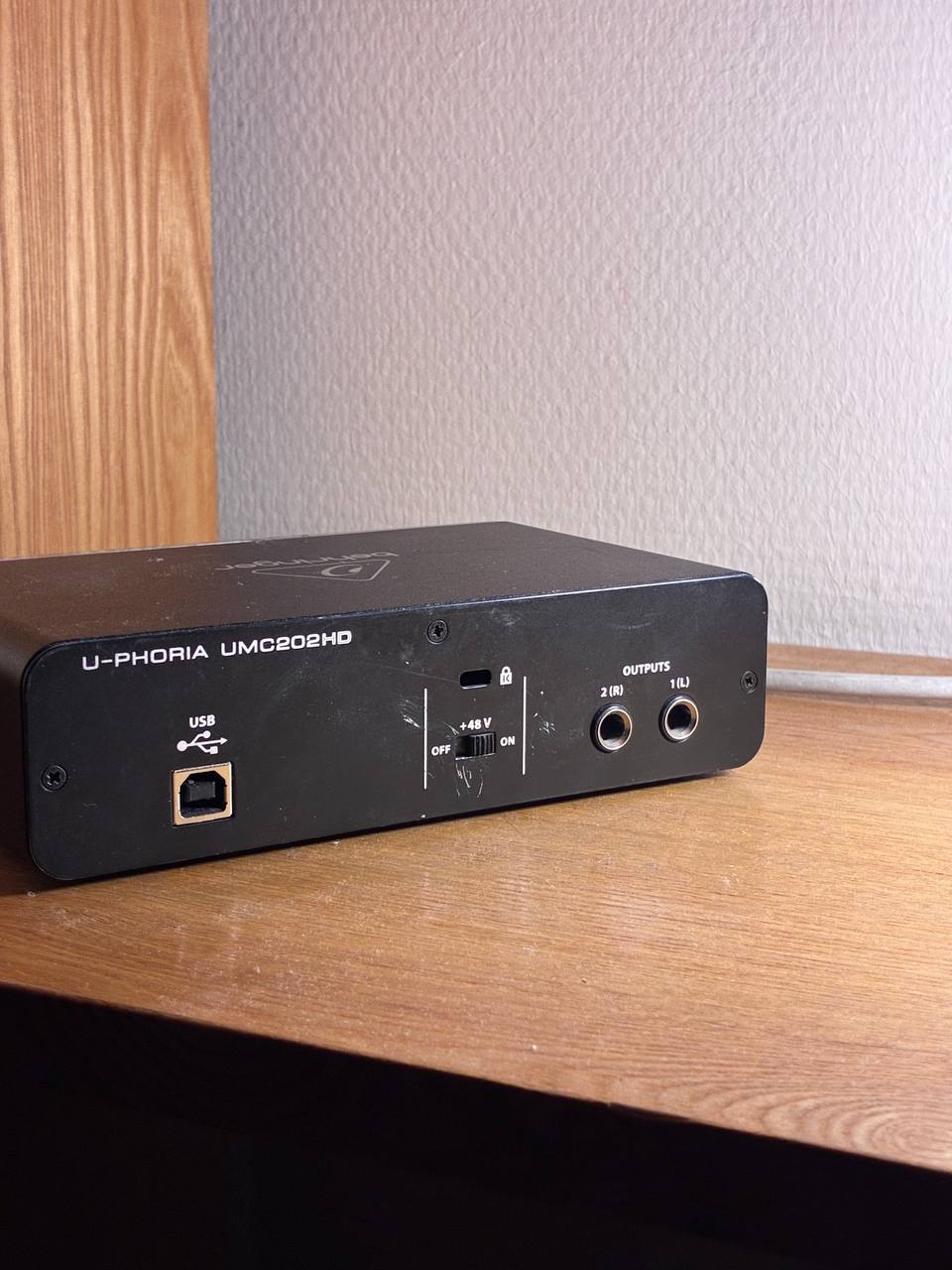 AKG P220 + Behringer UMC202HD комплект