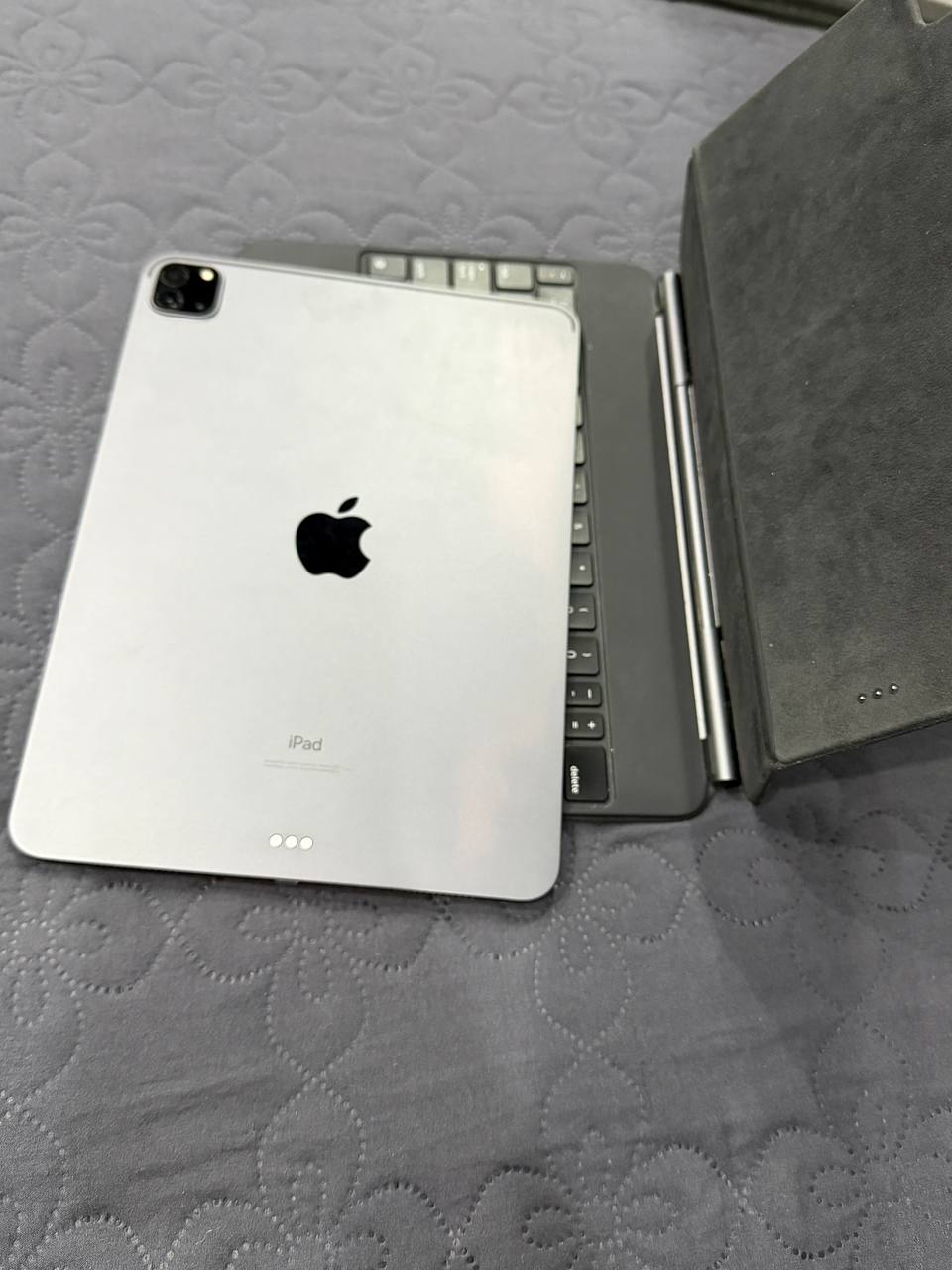 Apple iPad Pro 11 (2-го поколения) + Magic Keyboard