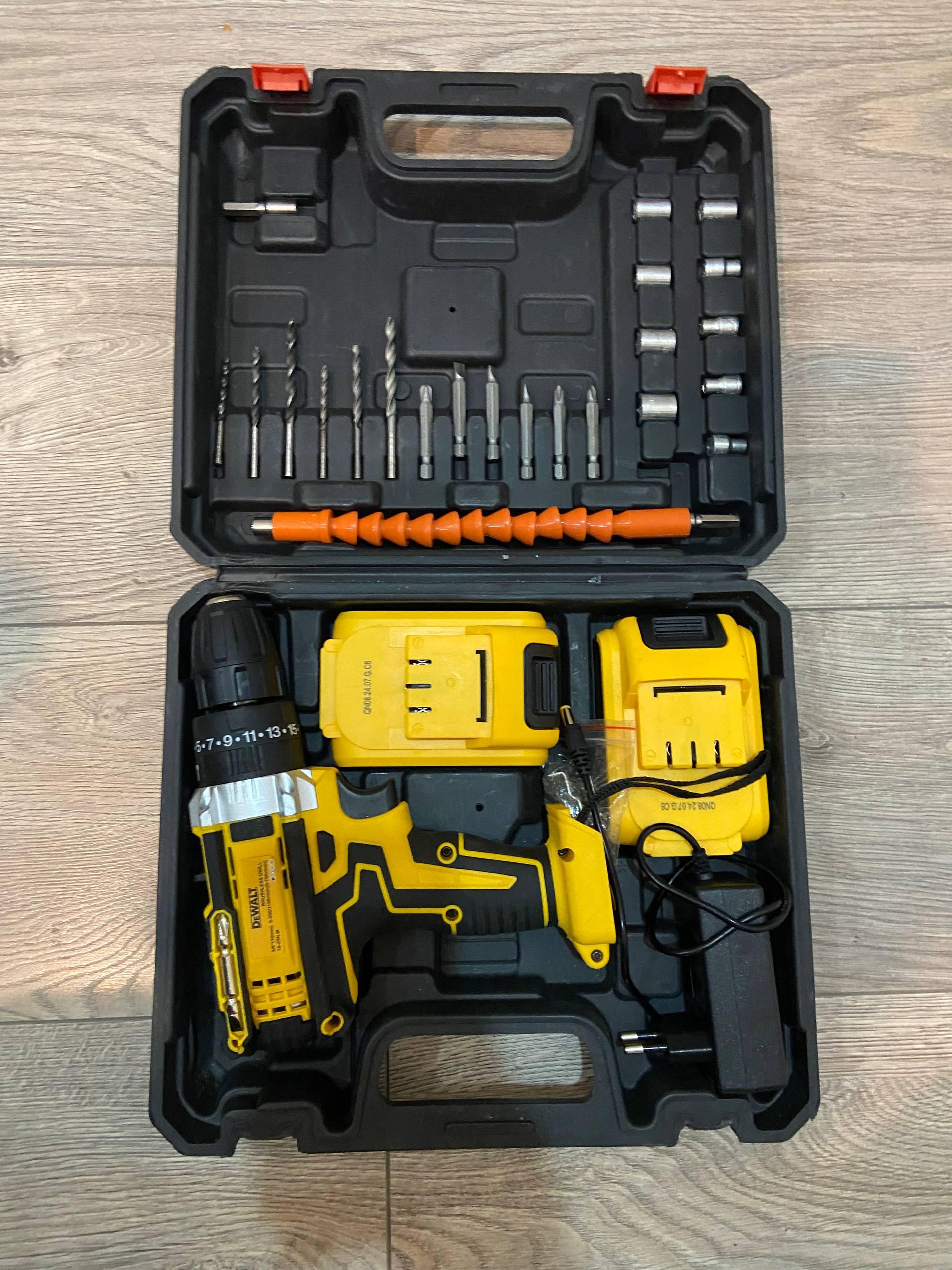 Аккумуляторный шуруповёрт DeWALT в кейсе с набором
