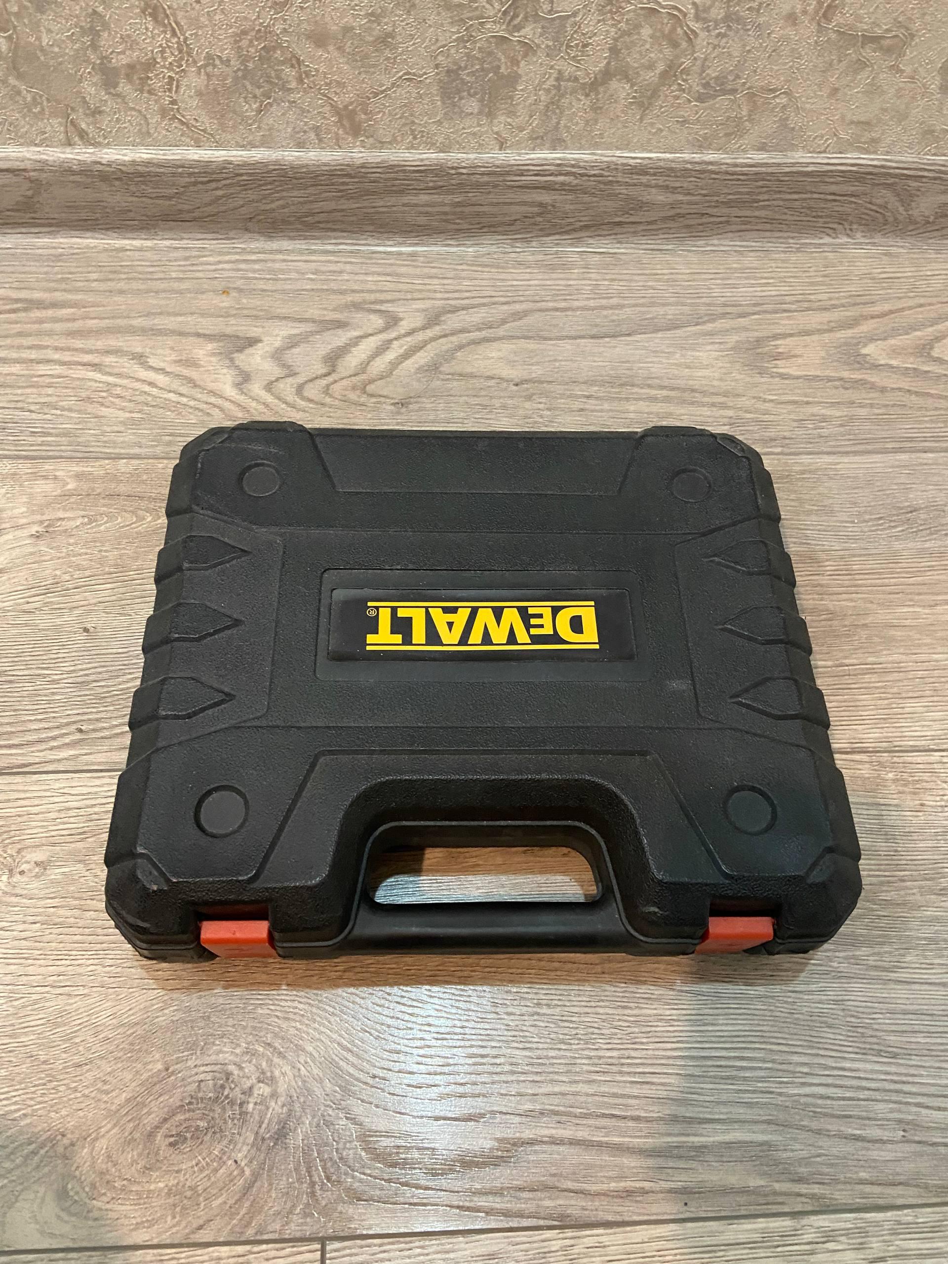 Аккумуляторный шуруповёрт DeWALT в кейсе с набором