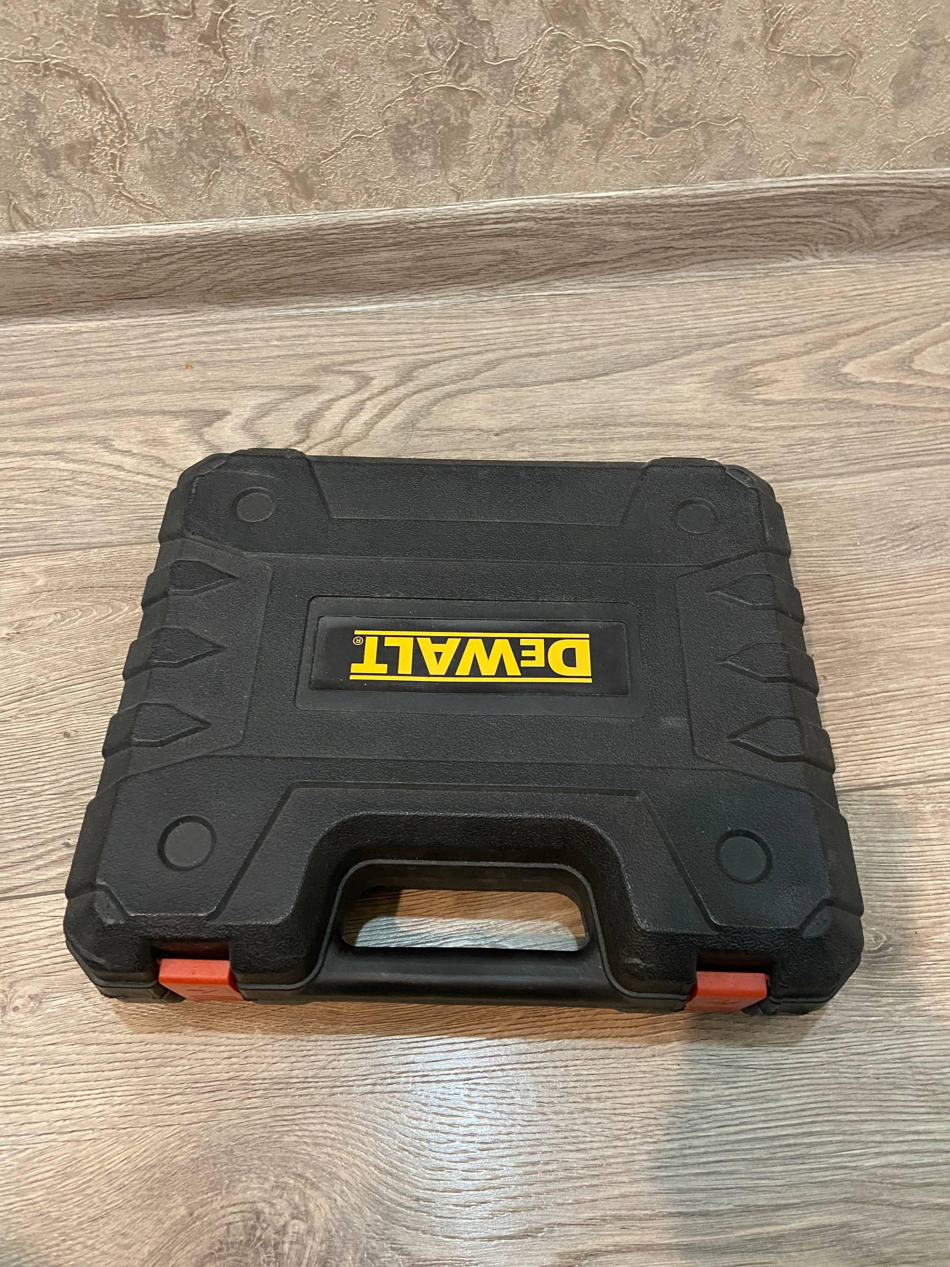 Аккумуляторный шуруповёрт DeWALT в кейсе с набором
