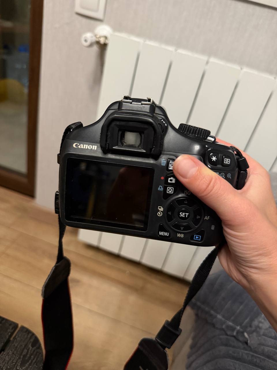 Canon EOS 1100D + объектив EF-S 18-55mm (комплект №1)