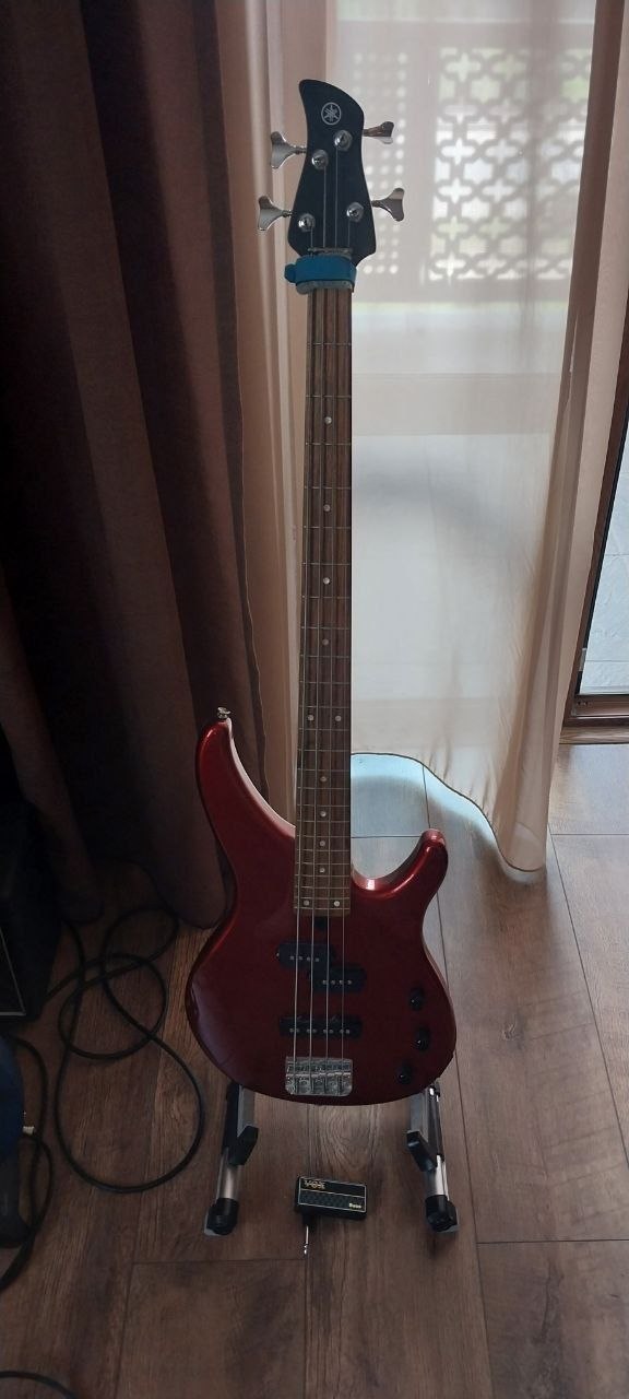 Бас-гитара Yamaha TRBX174 + Vox amPlug 2 Bass + стойка