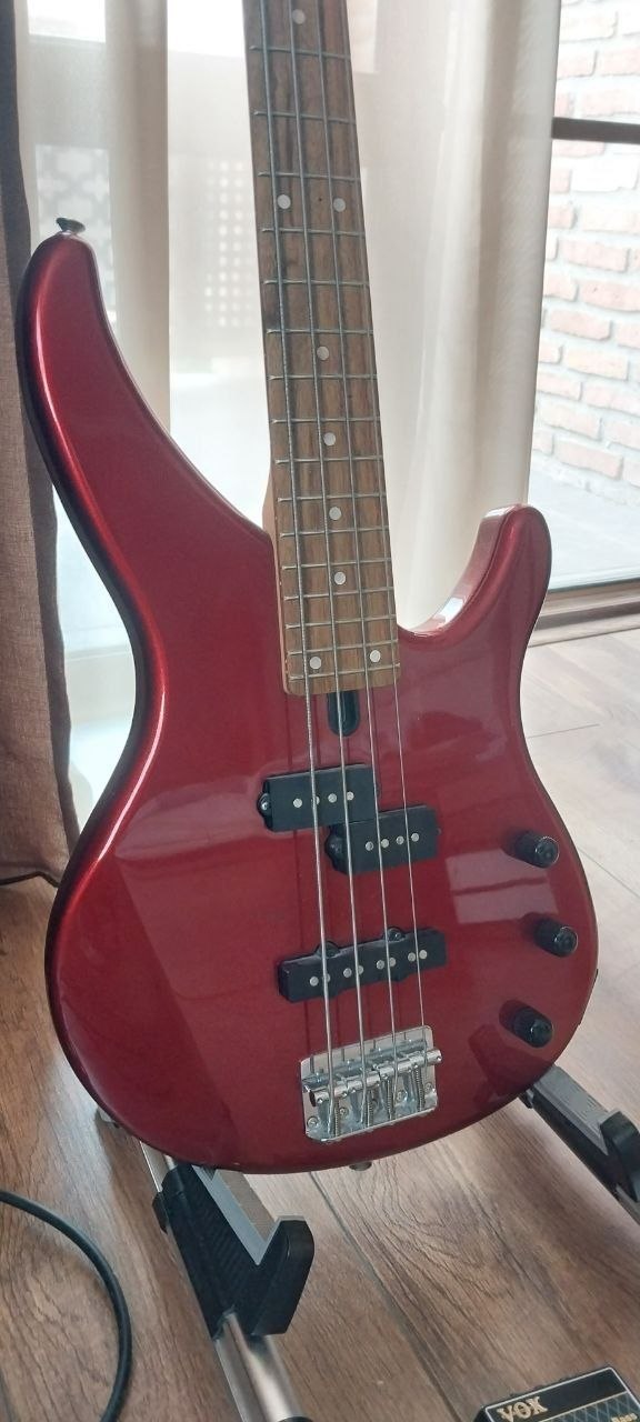 Бас-гитара Yamaha TRBX174 + Vox amPlug 2 Bass + стойка