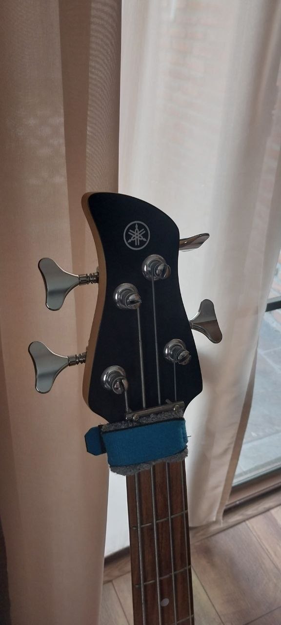 Бас-гитара Yamaha TRBX174 + Vox amPlug 2 Bass + стойка