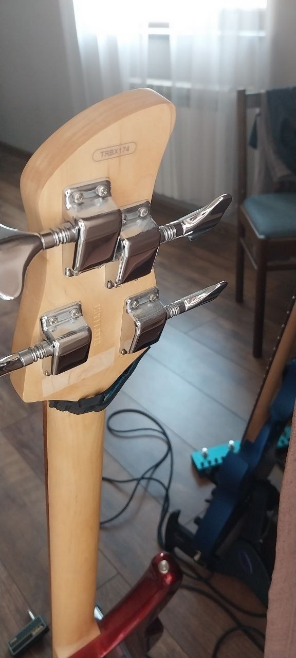 Бас-гитара Yamaha TRBX174 + Vox amPlug 2 Bass + стойка