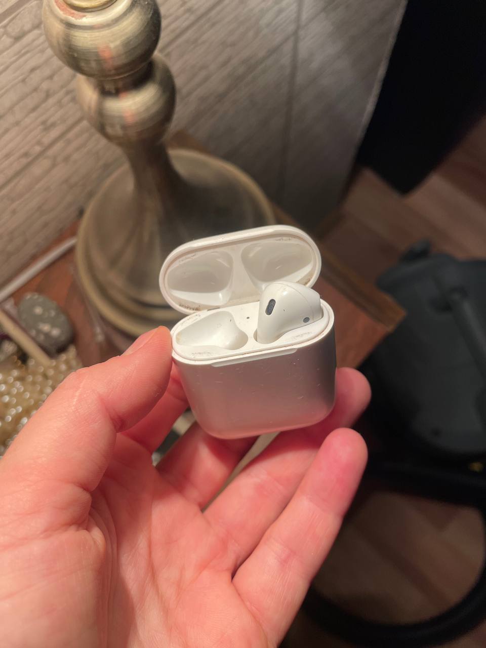 AirPods 2 поколения с чехлом (один наушник)
