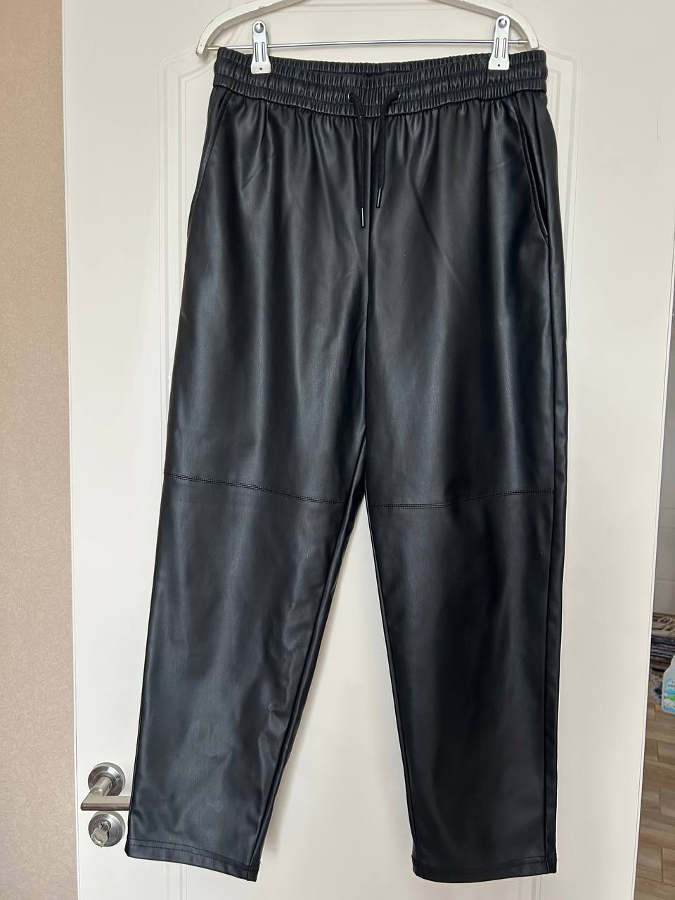 Черные брюки из искусственной кожи Zara