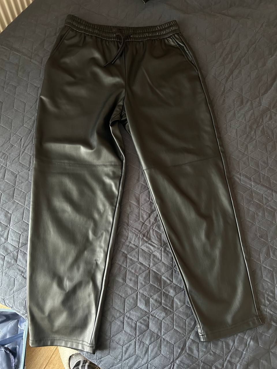 Черные брюки из искусственной кожи Zara