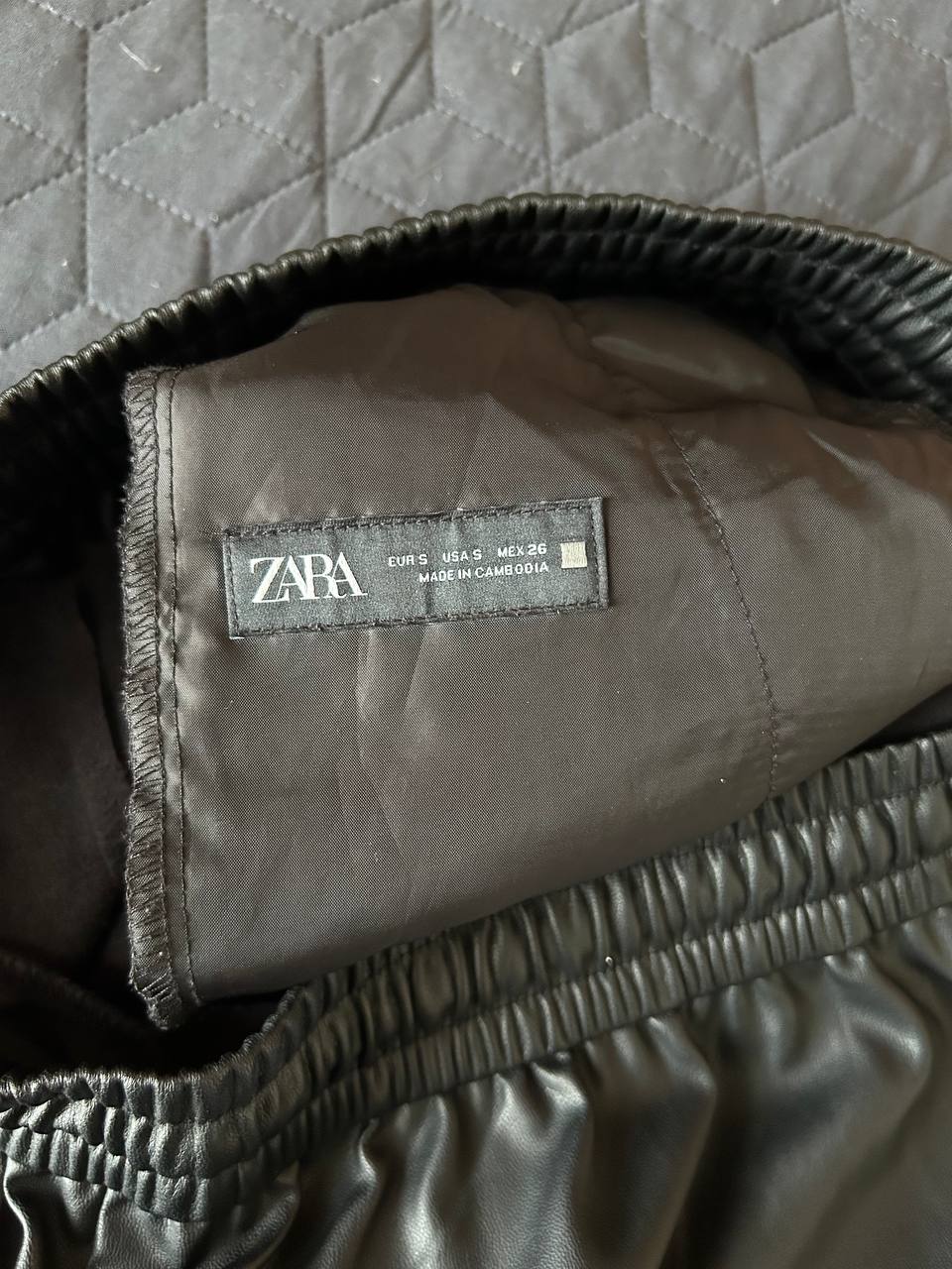 Черные брюки из искусственной кожи Zara