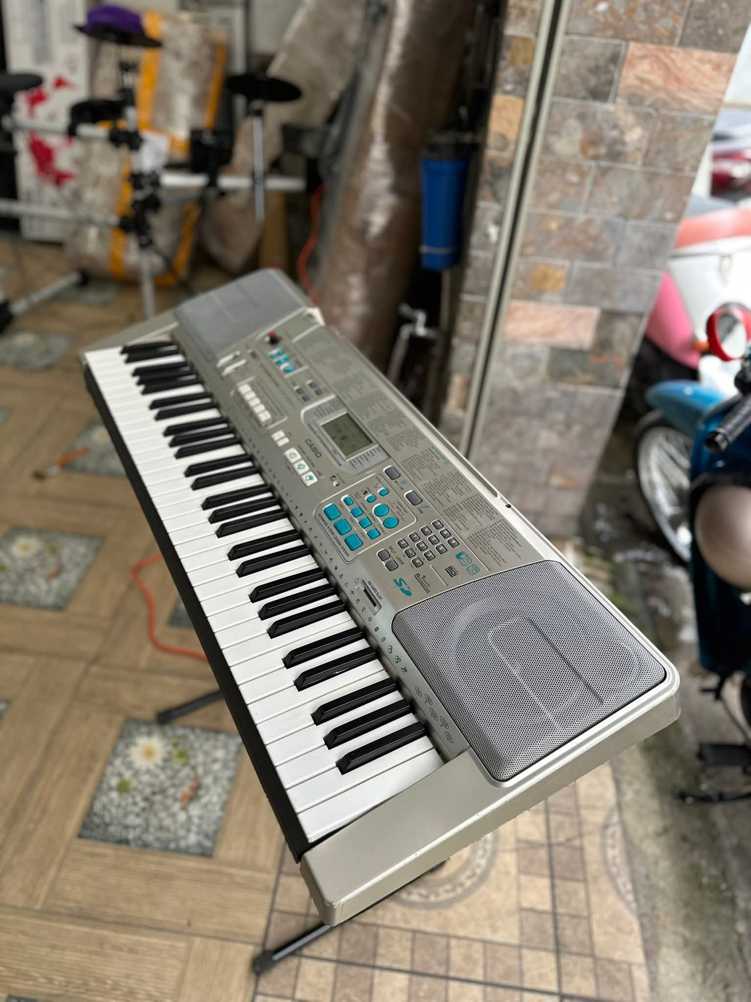 Синтезатор Casio LK-300TV-P