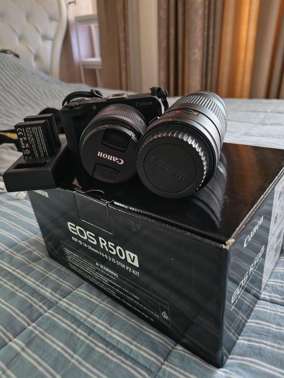 Canon R50V с объективом и Canon EF 75-300mm с переходником RF