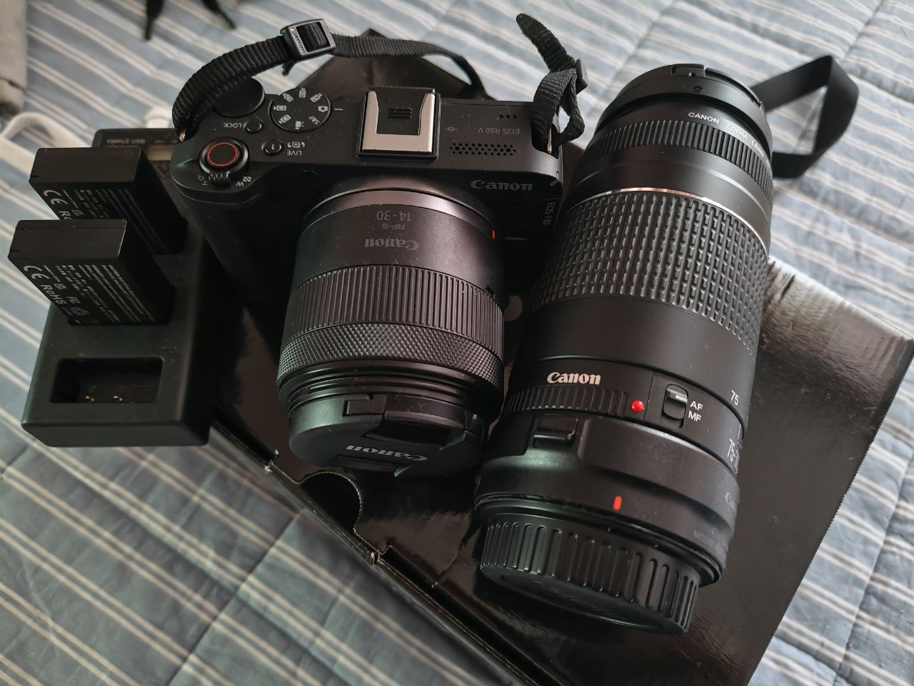 Canon R50V с объективом и Canon EF 75-300mm с переходником RF
